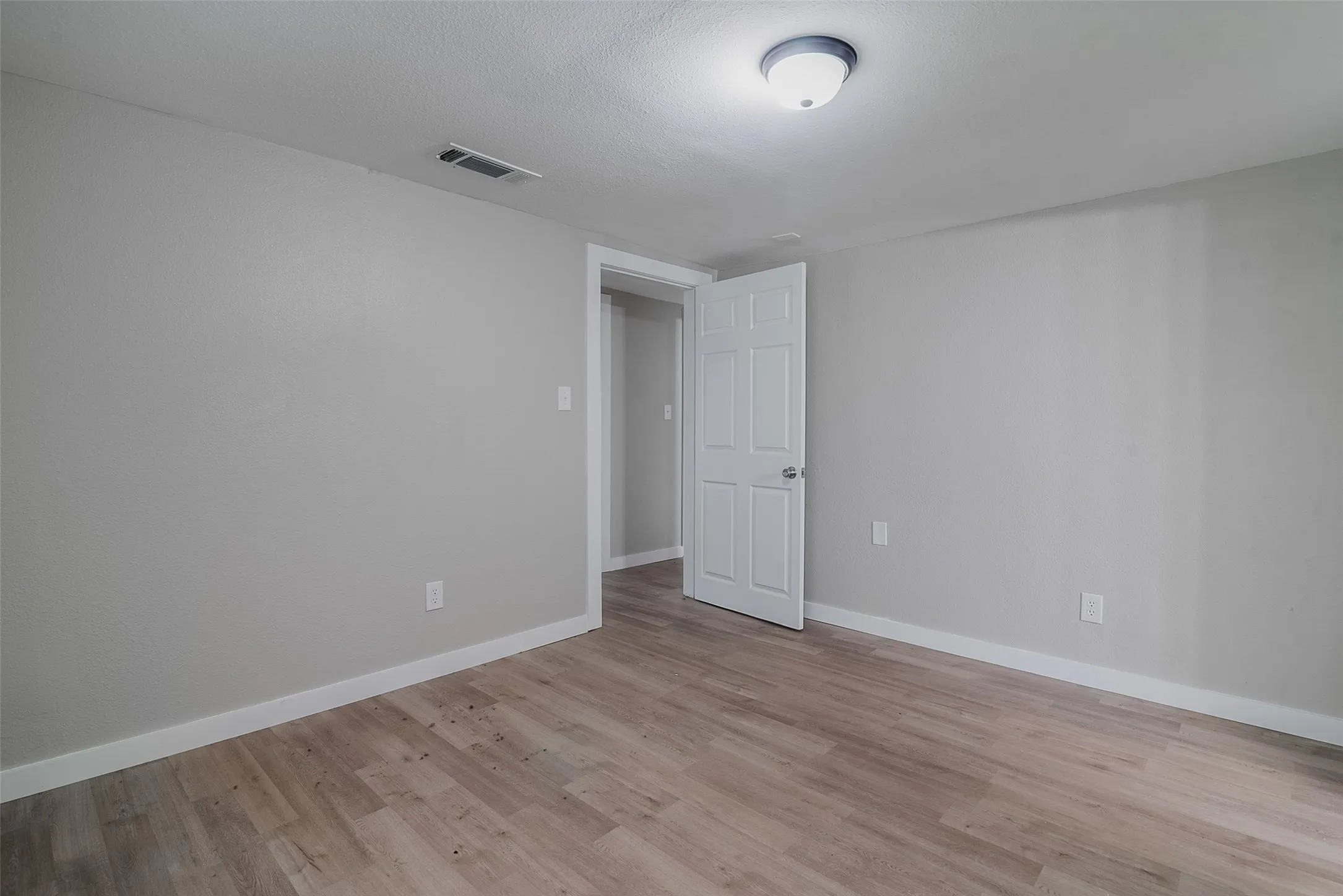 Single Family Residence For Sale in Grayson County , 627 E Pacific Street, Sherman, Texas 75090, 3 Bedroom, 2 Bathroom, Garage spaces, 1,280 Sqft, built in 1950, mls#21277616, Real Estate Agent in Sherman, Homes For Sale in Grayson county, Homes For Sale in Sherman, Realtor in Sherman Texas, Real Estate Brokerage Independent Realty Texas, Luminita Cordes Realtor