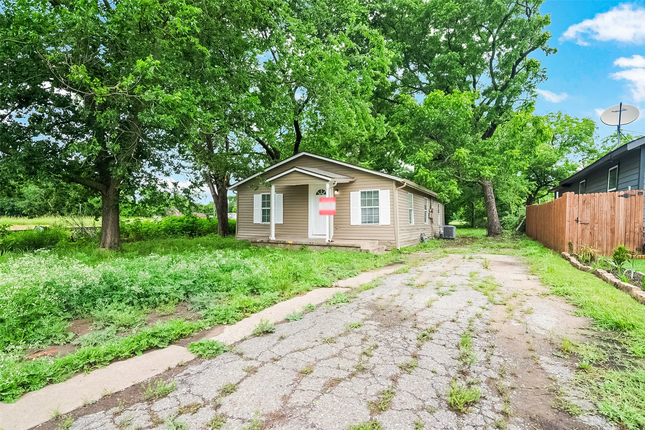 Single Family Residence For Sale in Grayson County , 627 E Pacific Street, Sherman, Texas 75090, 3 Bedroom, 2 Bathroom, Garage spaces, 1,280 Sqft, built in 1950, mls#21277616, Real Estate Agent in Sherman, Homes For Sale in Grayson county, Homes For Sale in Sherman, Realtor in Sherman Texas, Real Estate Brokerage Independent Realty Texas, Luminita Cordes Realtor