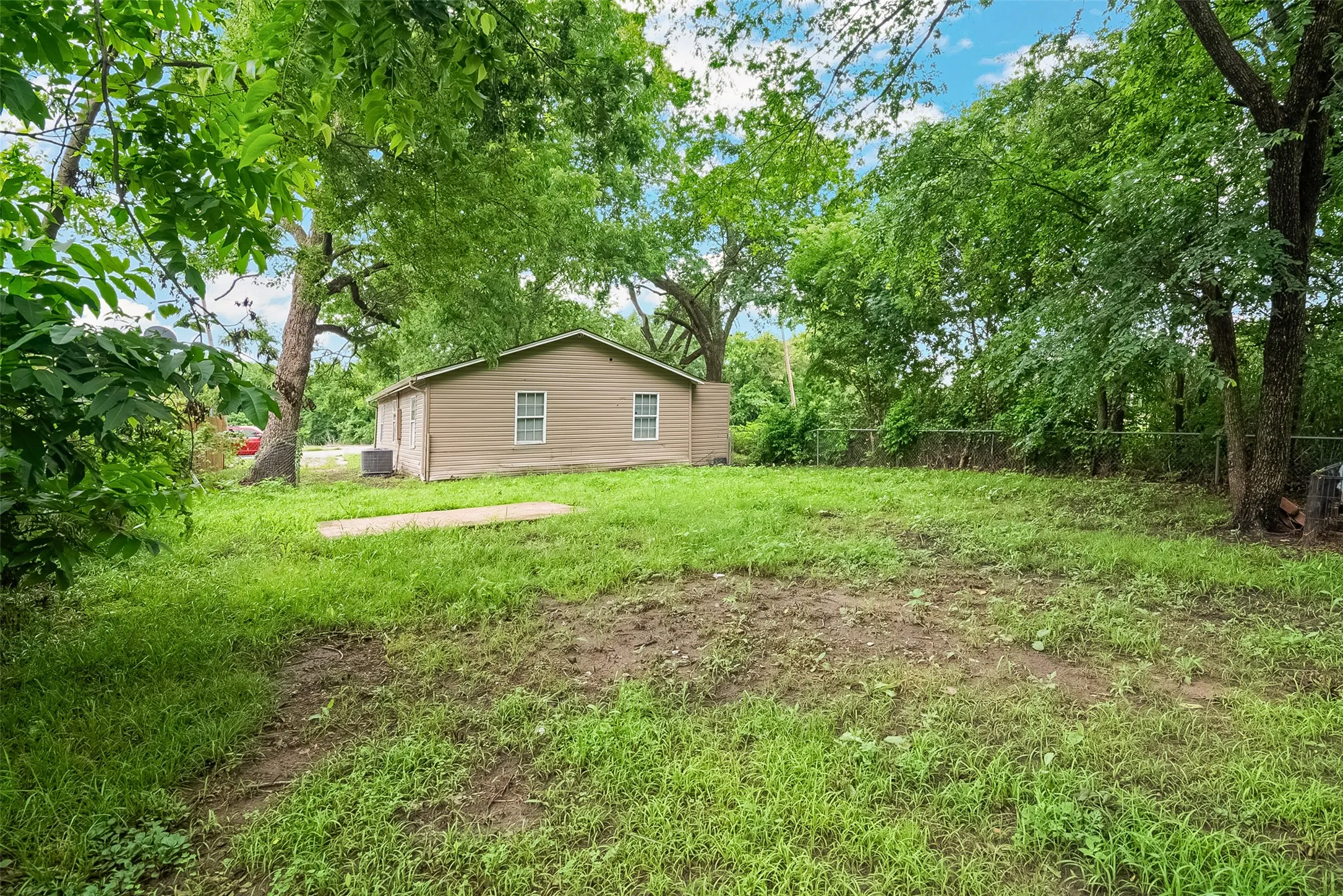 Single Family Residence For Sale in Grayson County , 627 E Pacific Street, Sherman, Texas 75090, 3 Bedroom, 2 Bathroom, Garage spaces, 1,280 Sqft, built in 1950, mls#21277616, Real Estate Agent in Sherman, Homes For Sale in Grayson county, Homes For Sale in Sherman, Realtor in Sherman Texas, Real Estate Brokerage Independent Realty Texas, Luminita Cordes Realtor