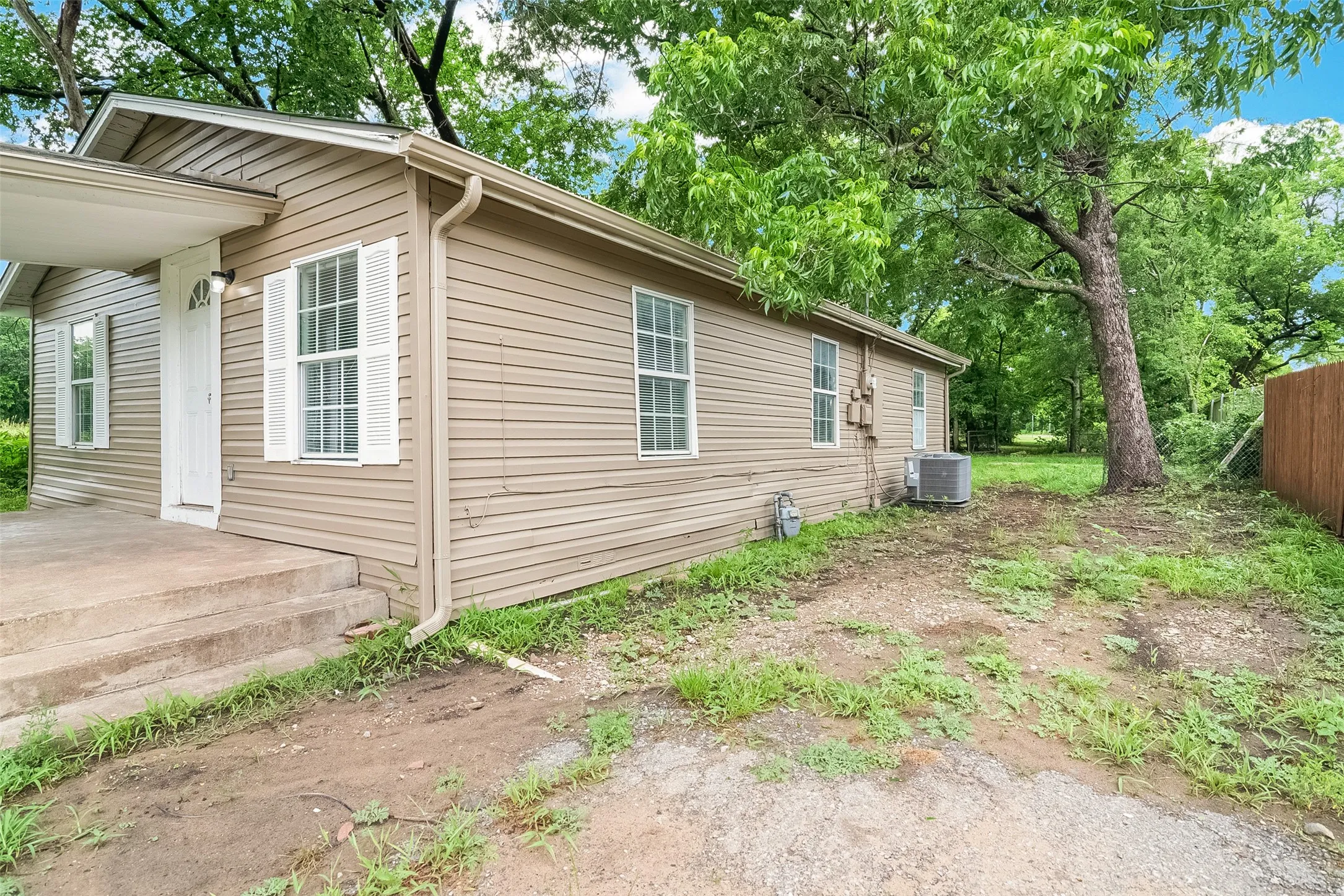 Single Family Residence For Sale in Grayson County , 627 E Pacific Street, Sherman, Texas 75090, 3 Bedroom, 2 Bathroom, Garage spaces, 1,280 Sqft, built in 1950, mls#21277616, Real Estate Agent in Sherman, Homes For Sale in Grayson county, Homes For Sale in Sherman, Realtor in Sherman Texas, Real Estate Brokerage Independent Realty Texas, Luminita Cordes Realtor