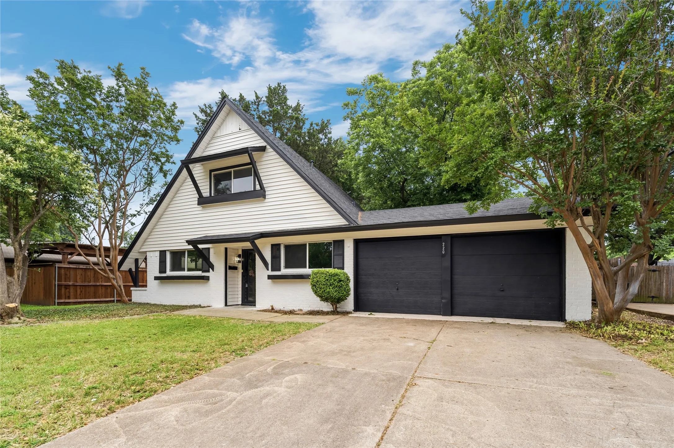 Single Family Residence For Sale in Johnson County , 220 Robert Street, Burleson, Texas 76028, 3 Bedroom, 2 Bathroom, 2 Garage spaces, 1,454 Sqft, built in 1963, mls#21279343, Real Estate Agent in Burleson, Homes For Sale in Johnson county, Homes For Sale in Burleson, Realtor in Burleson Texas, Real Estate Brokerage Independent Realty Texas, Luminita Cordes Realtor