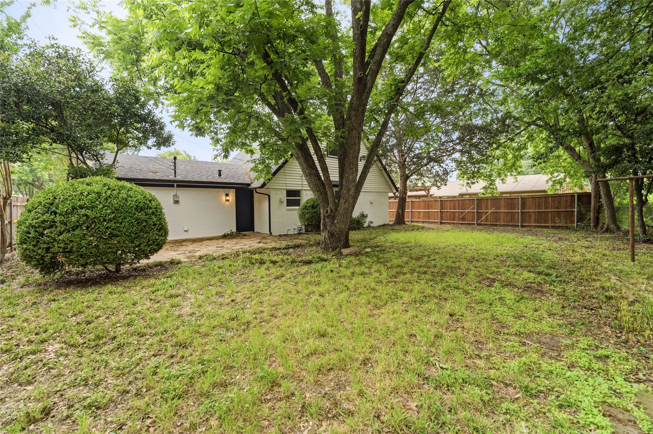 Single Family Residence For Sale in Johnson County , 220 Robert Street, Burleson, Texas 76028, 3 Bedroom, 2 Bathroom, 2 Garage spaces, 1,454 Sqft, built in 1963, mls#21279343, Real Estate Agent in Burleson, Homes For Sale in Johnson county, Homes For Sale in Burleson, Realtor in Burleson Texas, Real Estate Brokerage Independent Realty Texas, Luminita Cordes Realtor