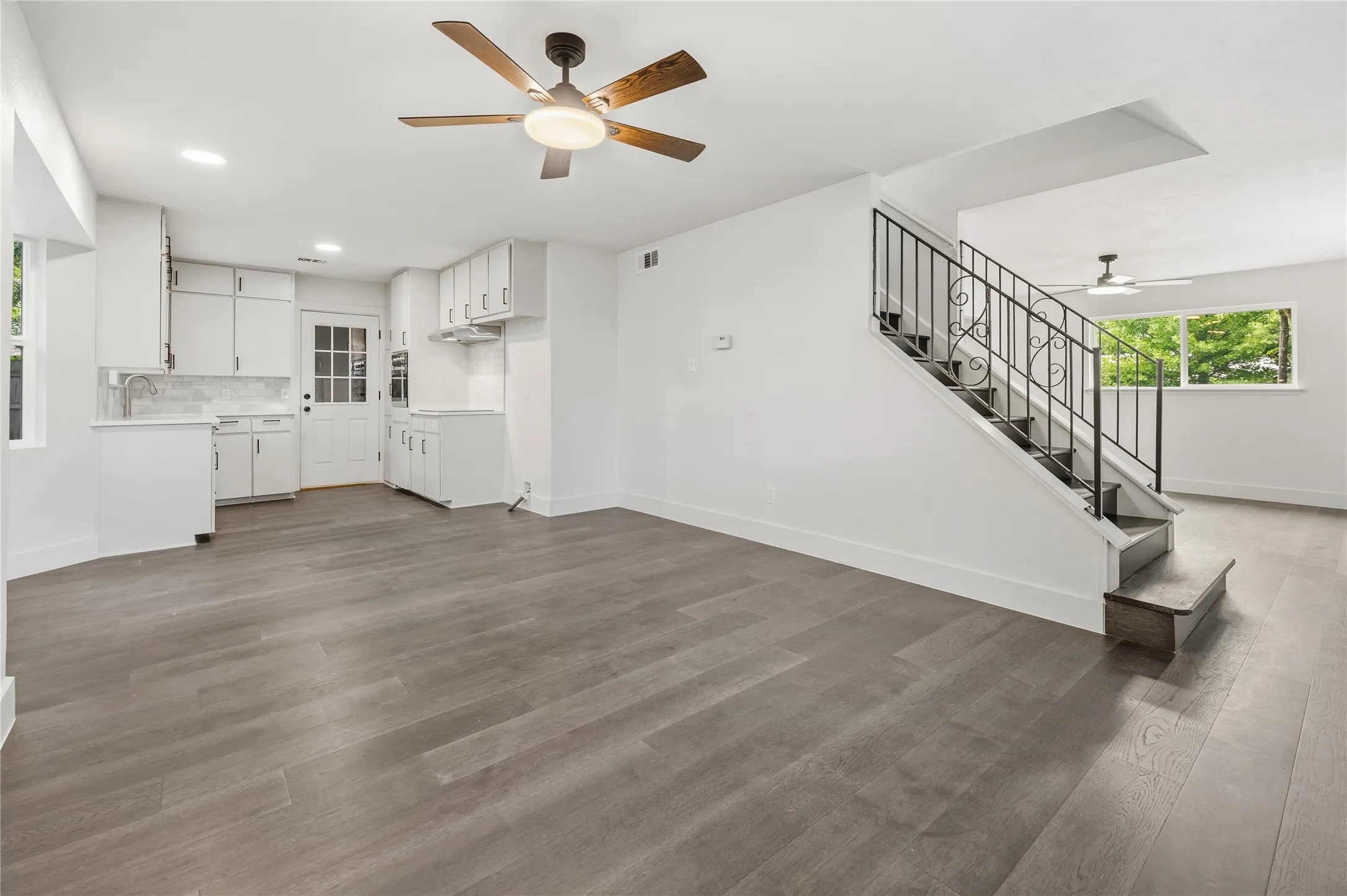 Single Family Residence For Sale in Johnson County , 220 Robert Street, Burleson, Texas 76028, 3 Bedroom, 2 Bathroom, 2 Garage spaces, 1,454 Sqft, built in 1963, mls#21279343, Real Estate Agent in Burleson, Homes For Sale in Johnson county, Homes For Sale in Burleson, Realtor in Burleson Texas, Real Estate Brokerage Independent Realty Texas, Luminita Cordes Realtor