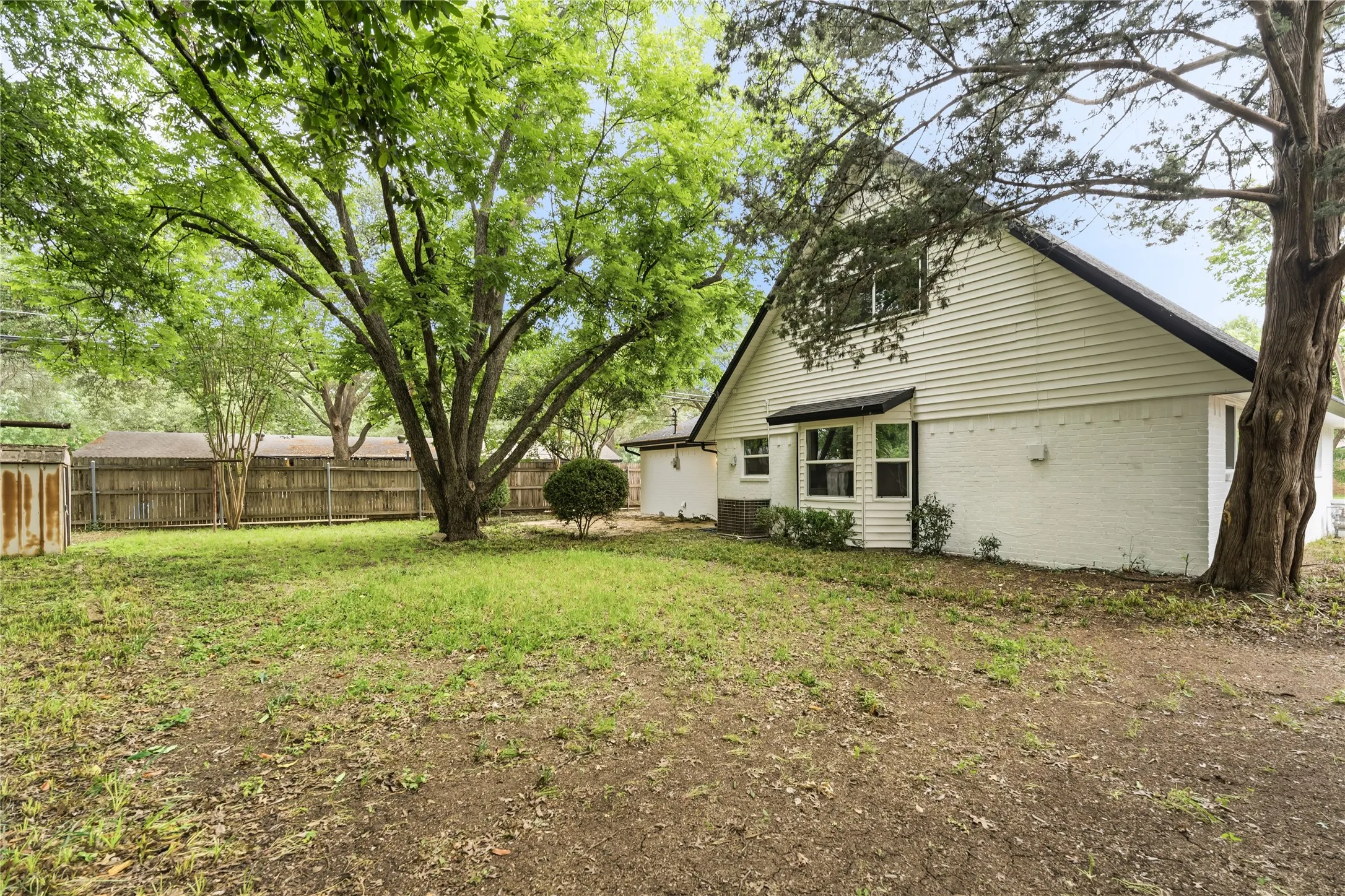 Single Family Residence For Sale in Johnson County , 220 Robert Street, Burleson, Texas 76028, 3 Bedroom, 2 Bathroom, 2 Garage spaces, 1,454 Sqft, built in 1963, mls#21279343, Real Estate Agent in Burleson, Homes For Sale in Johnson county, Homes For Sale in Burleson, Realtor in Burleson Texas, Real Estate Brokerage Independent Realty Texas, Luminita Cordes Realtor