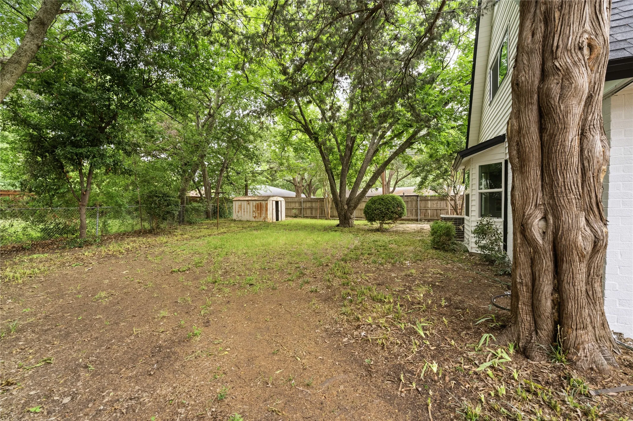 Single Family Residence For Sale in Johnson County , 220 Robert Street, Burleson, Texas 76028, 3 Bedroom, 2 Bathroom, 2 Garage spaces, 1,454 Sqft, built in 1963, mls#21279343, Real Estate Agent in Burleson, Homes For Sale in Johnson county, Homes For Sale in Burleson, Realtor in Burleson Texas, Real Estate Brokerage Independent Realty Texas, Luminita Cordes Realtor