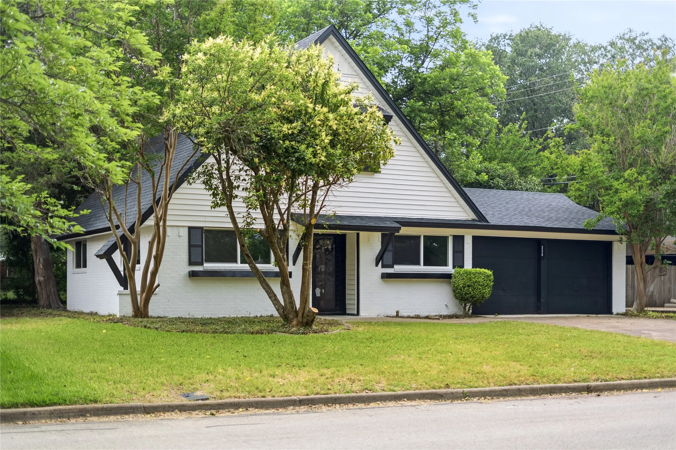 Single Family Residence For Sale in Johnson County , 220 Robert Street, Burleson, Texas 76028, 3 Bedroom, 2 Bathroom, 2 Garage spaces, 1,454 Sqft, built in 1963, mls#21279343, Real Estate Agent in Burleson, Homes For Sale in Johnson county, Homes For Sale in Burleson, Realtor in Burleson Texas, Real Estate Brokerage Independent Realty Texas, Luminita Cordes Realtor