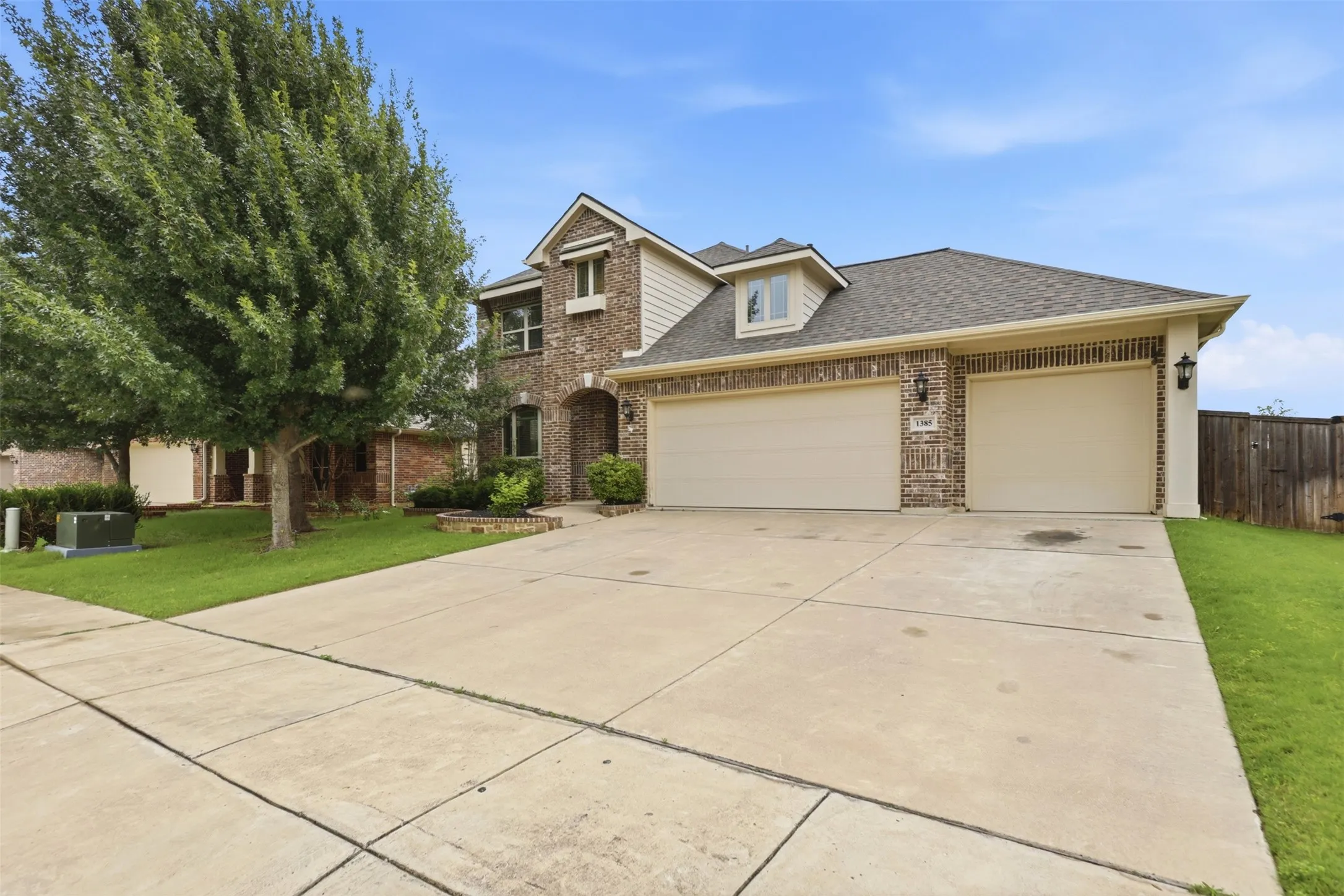 Single Family Residence For Sale in Johnson County , 1385 Litchfield Lane, Burleson, Texas 76028, 4 Bedroom, 3 Bathroom, 3 Garage spaces, 2,791 Sqft, built in 2016, mls#21277472, Real Estate Agent in Burleson, Homes For Sale in Johnson county, Homes For Sale in Burleson, Realtor in Burleson Texas, Real Estate Brokerage Independent Realty Texas, Luminita Cordes Realtor