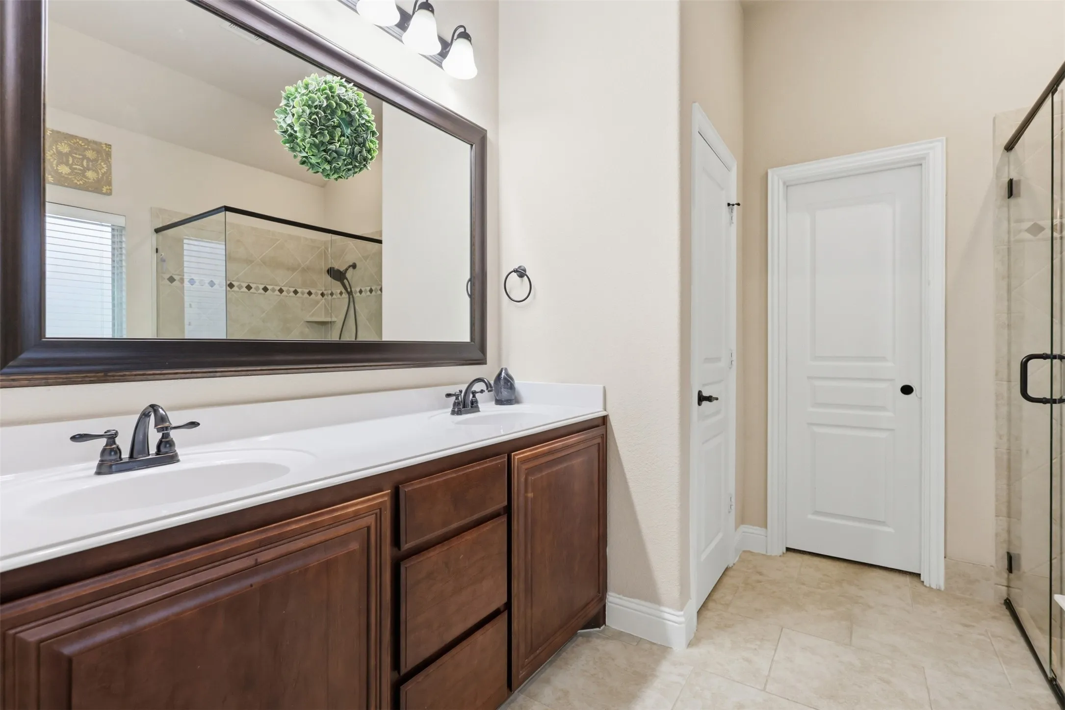 Single Family Residence For Sale in Johnson County , 1385 Litchfield Lane, Burleson, Texas 76028, 4 Bedroom, 3 Bathroom, 3 Garage spaces, 2,791 Sqft, built in 2016, mls#21277472, Real Estate Agent in Burleson, Homes For Sale in Johnson county, Homes For Sale in Burleson, Realtor in Burleson Texas, Real Estate Brokerage Independent Realty Texas, Luminita Cordes Realtor