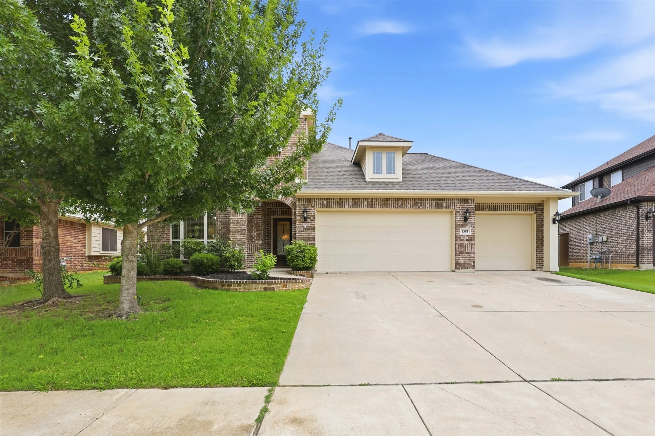 Single Family Residence For Sale in Johnson County , 1385 Litchfield Lane, Burleson, Texas 76028, 4 Bedroom, 3 Bathroom, 3 Garage spaces, 2,791 Sqft, built in 2016, mls#21277472, Real Estate Agent in Burleson, Homes For Sale in Johnson county, Homes For Sale in Burleson, Realtor in Burleson Texas, Real Estate Brokerage Independent Realty Texas, Luminita Cordes Realtor