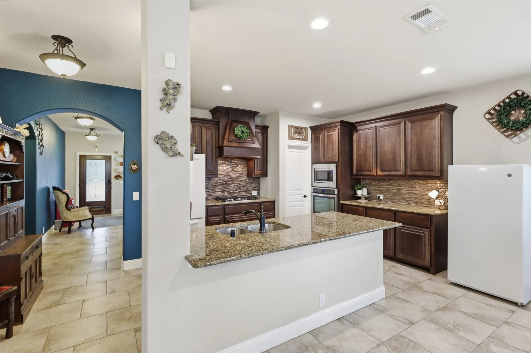 Single Family Residence For Sale in Johnson County , 1385 Litchfield Lane, Burleson, Texas 76028, 4 Bedroom, 3 Bathroom, 3 Garage spaces, 2,791 Sqft, built in 2016, mls#21277472, Real Estate Agent in Burleson, Homes For Sale in Johnson county, Homes For Sale in Burleson, Realtor in Burleson Texas, Real Estate Brokerage Independent Realty Texas, Luminita Cordes Realtor