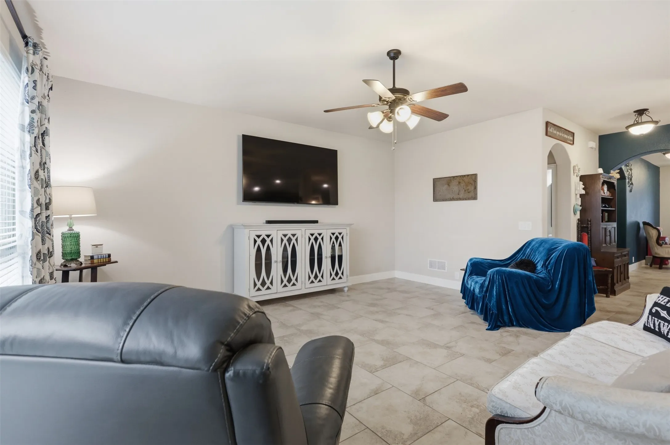 Single Family Residence For Sale in Johnson County , 1385 Litchfield Lane, Burleson, Texas 76028, 4 Bedroom, 3 Bathroom, 3 Garage spaces, 2,791 Sqft, built in 2016, mls#21277472, Real Estate Agent in Burleson, Homes For Sale in Johnson county, Homes For Sale in Burleson, Realtor in Burleson Texas, Real Estate Brokerage Independent Realty Texas, Luminita Cordes Realtor