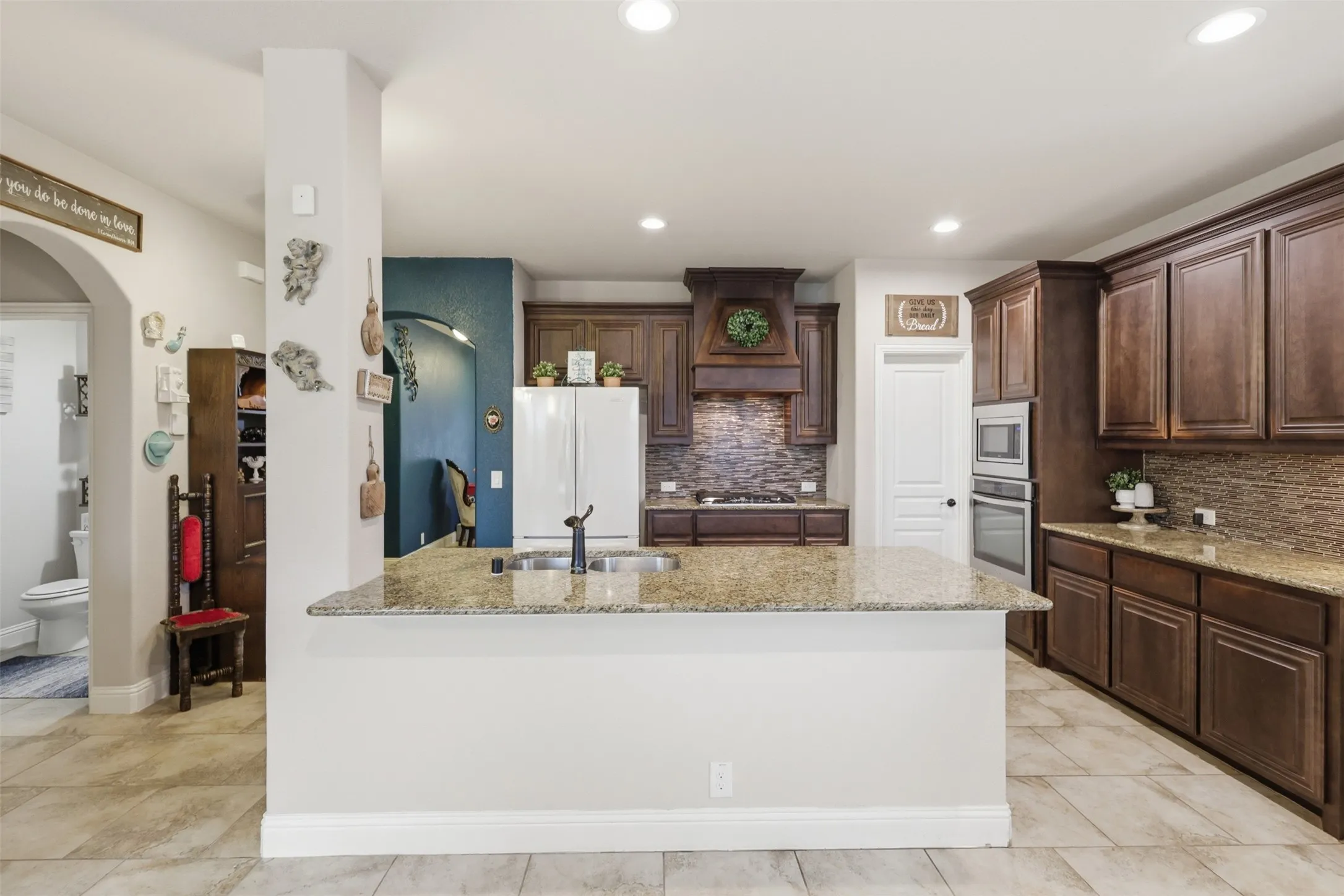 Single Family Residence For Sale in Johnson County , 1385 Litchfield Lane, Burleson, Texas 76028, 4 Bedroom, 3 Bathroom, 3 Garage spaces, 2,791 Sqft, built in 2016, mls#21277472, Real Estate Agent in Burleson, Homes For Sale in Johnson county, Homes For Sale in Burleson, Realtor in Burleson Texas, Real Estate Brokerage Independent Realty Texas, Luminita Cordes Realtor