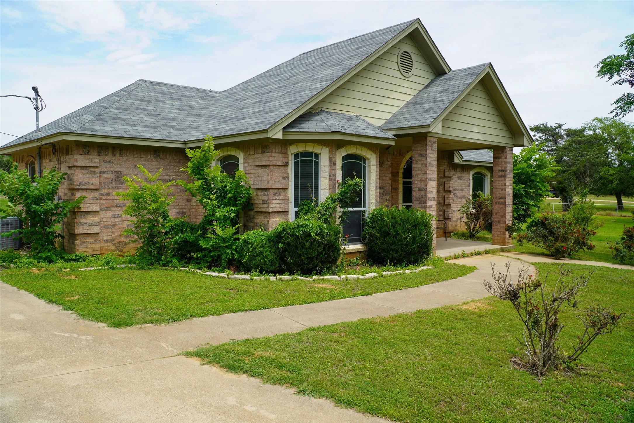Single Family Residence For Sale in Johnson County , 404 E Oakdale Street, Keene, Texas 76059, 3 Bedrooms, 2 Bathrooms, Garage spaces, 1,514 Sqft, built in 2004, Price $360,000, mls#21279678, Real Estate Agent in Keene, Homes For Sale in Johnson county, Homes For Sale in Keene, Realtor in Keene Texas, Real Estate Brokerage Independent Realty Texas, Luminita Cordes Realtor