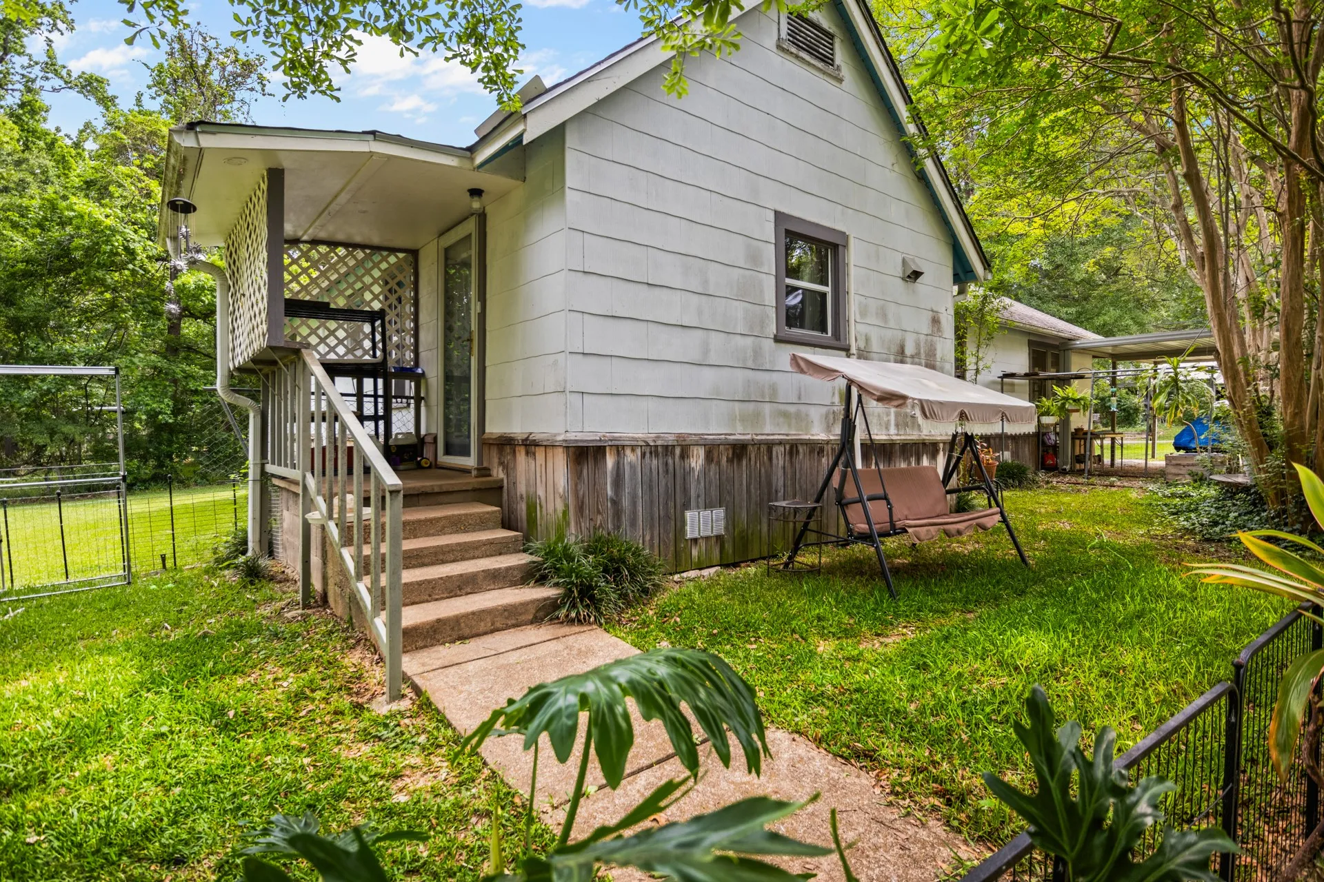 Single Family Residence For Sale in Gregg County , 103 S Sun Camp Road, White Oak, Texas 75693, 3 Bedrooms, 2 Bathrooms, Garage spaces, 1,496 Sqft, built in 1950, Price $175,000, mls#21277093, Real Estate Agent in White Oak, Homes For Sale in Gregg county, Homes For Sale in White Oak, Realtor in White Oak Texas, Real Estate Brokerage Independent Realty Texas, Luminita Cordes Realtor