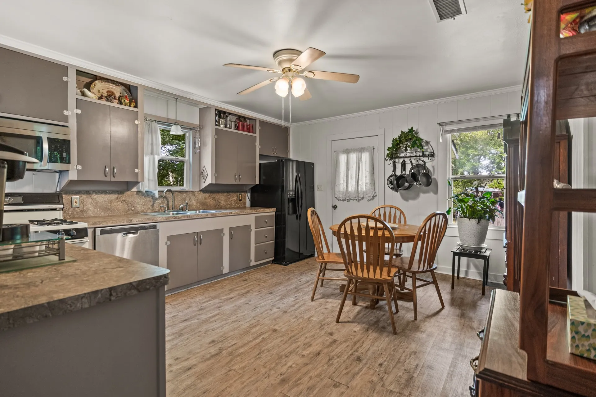 Single Family Residence For Sale in Gregg County , 103 S Sun Camp Road, White Oak, Texas 75693, 3 Bedrooms, 2 Bathrooms, Garage spaces, 1,496 Sqft, built in 1950, Price $175,000, mls#21277093, Real Estate Agent in White Oak, Homes For Sale in Gregg county, Homes For Sale in White Oak, Realtor in White Oak Texas, Real Estate Brokerage Independent Realty Texas, Luminita Cordes Realtor