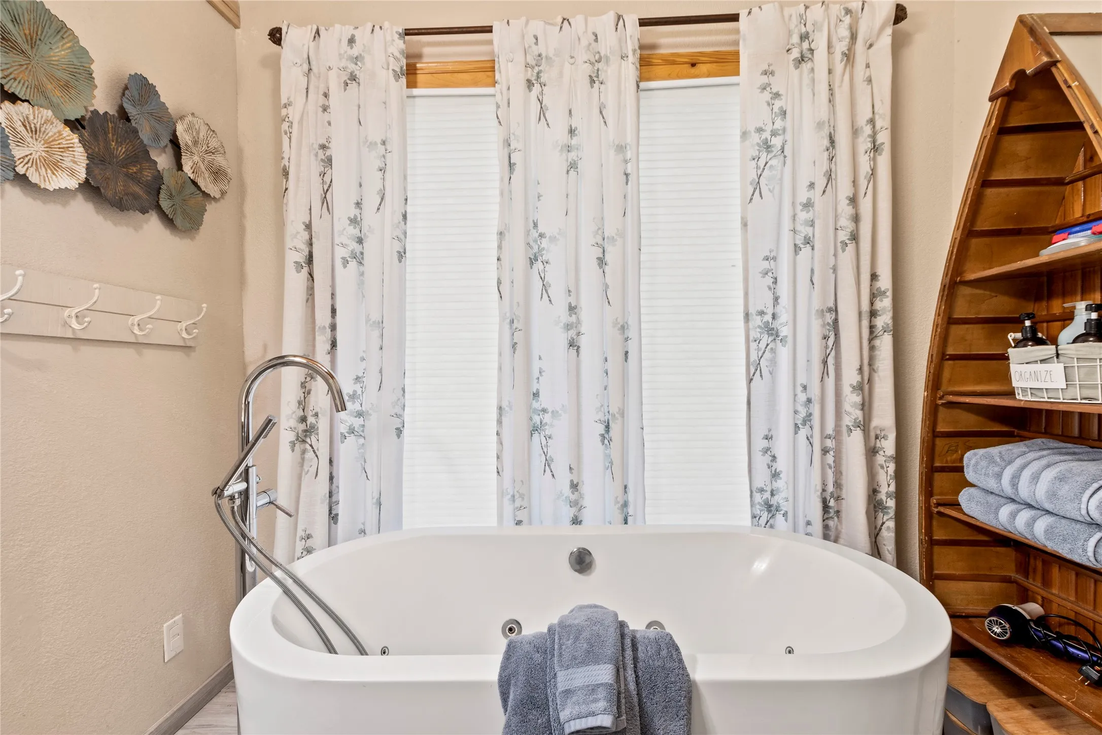 Soaking tub in primary bathroom