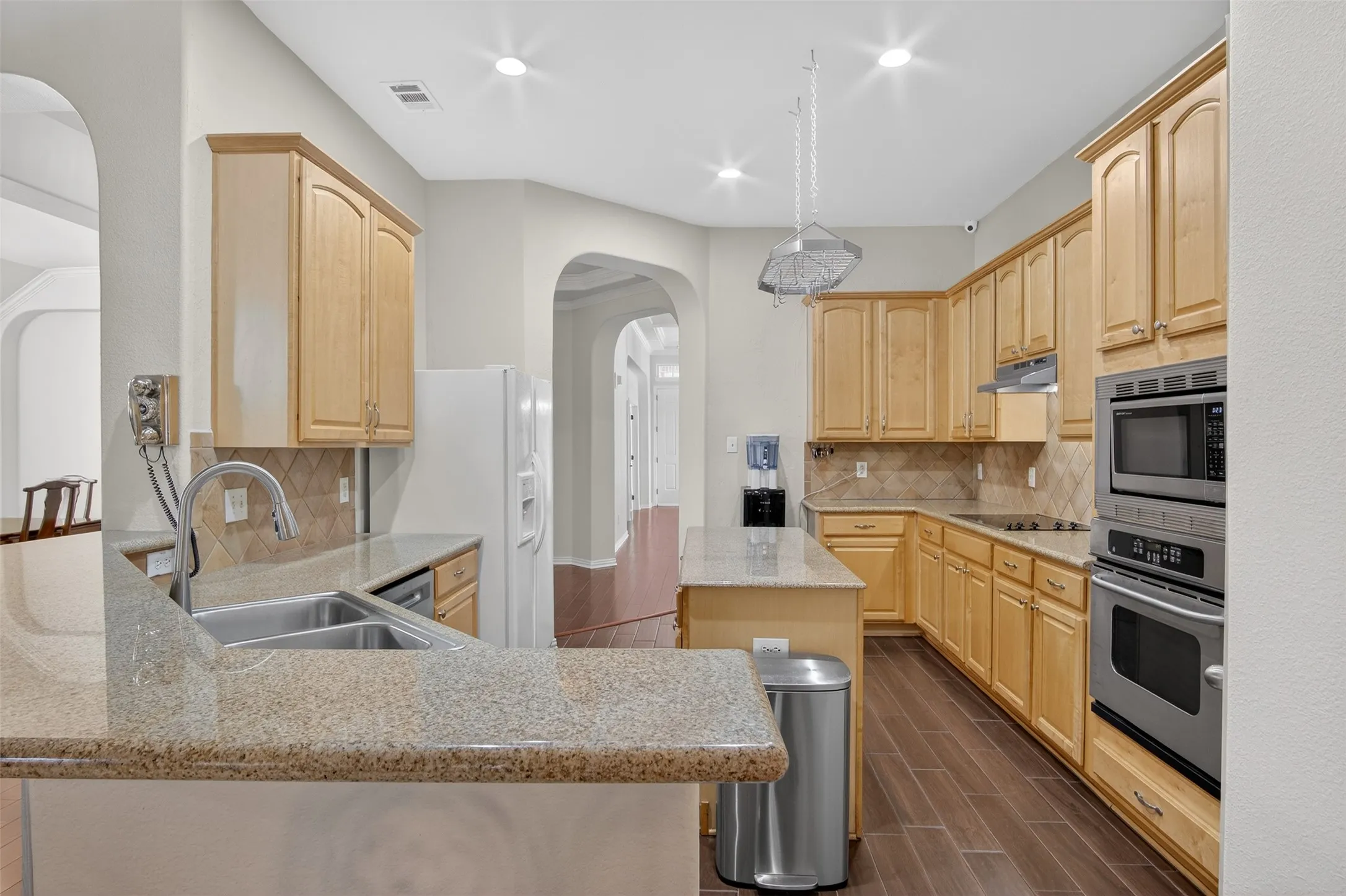 Single Family Residence For Sale in Dallas County , 1410 Oxbow Drive, Cedar Hill, Texas 75104, 4 Bedroom, 3 Bathroom, 2 Garage spaces, 3,253 Sqft, built in 2004, mls#21279690, Real Estate Agent in Cedar Hill, Homes For Sale in Dallas county, Homes For Sale in Cedar Hill, Realtor in Cedar Hill Texas, Real Estate Brokerage Independent Realty Texas, Luminita Cordes Realtor