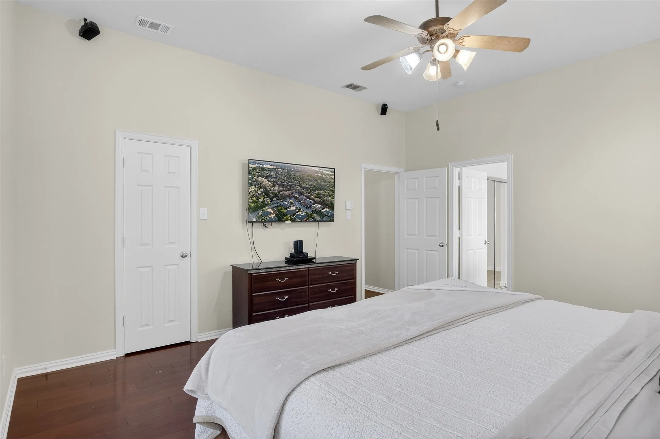Single Family Residence For Sale in Dallas County , 1410 Oxbow Drive, Cedar Hill, Texas 75104, 4 Bedroom, 3 Bathroom, 2 Garage spaces, 3,253 Sqft, built in 2004, mls#21279690, Real Estate Agent in Cedar Hill, Homes For Sale in Dallas county, Homes For Sale in Cedar Hill, Realtor in Cedar Hill Texas, Real Estate Brokerage Independent Realty Texas, Luminita Cordes Realtor