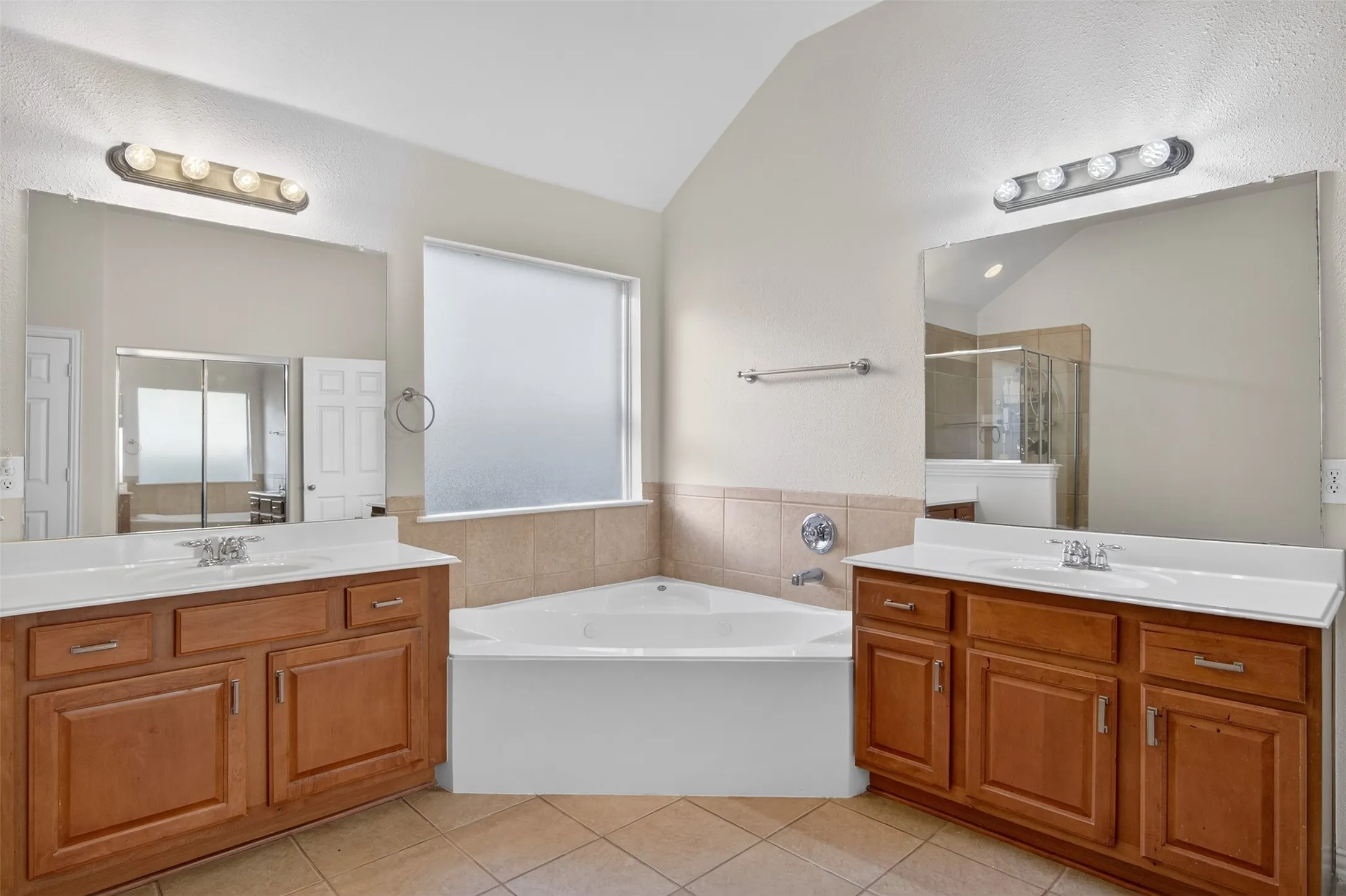 Single Family Residence For Sale in Dallas County , 1410 Oxbow Drive, Cedar Hill, Texas 75104, 4 Bedroom, 3 Bathroom, 2 Garage spaces, 3,253 Sqft, built in 2004, mls#21279690, Real Estate Agent in Cedar Hill, Homes For Sale in Dallas county, Homes For Sale in Cedar Hill, Realtor in Cedar Hill Texas, Real Estate Brokerage Independent Realty Texas, Luminita Cordes Realtor