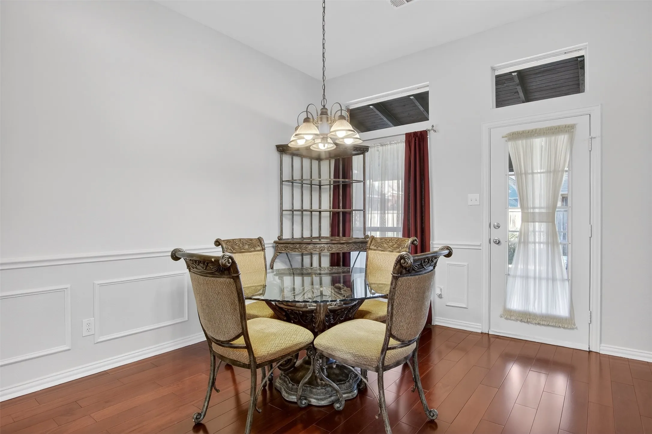 Single Family Residence For Sale in Dallas County , 1410 Oxbow Drive, Cedar Hill, Texas 75104, 4 Bedroom, 3 Bathroom, 2 Garage spaces, 3,253 Sqft, built in 2004, mls#21279690, Real Estate Agent in Cedar Hill, Homes For Sale in Dallas county, Homes For Sale in Cedar Hill, Realtor in Cedar Hill Texas, Real Estate Brokerage Independent Realty Texas, Luminita Cordes Realtor