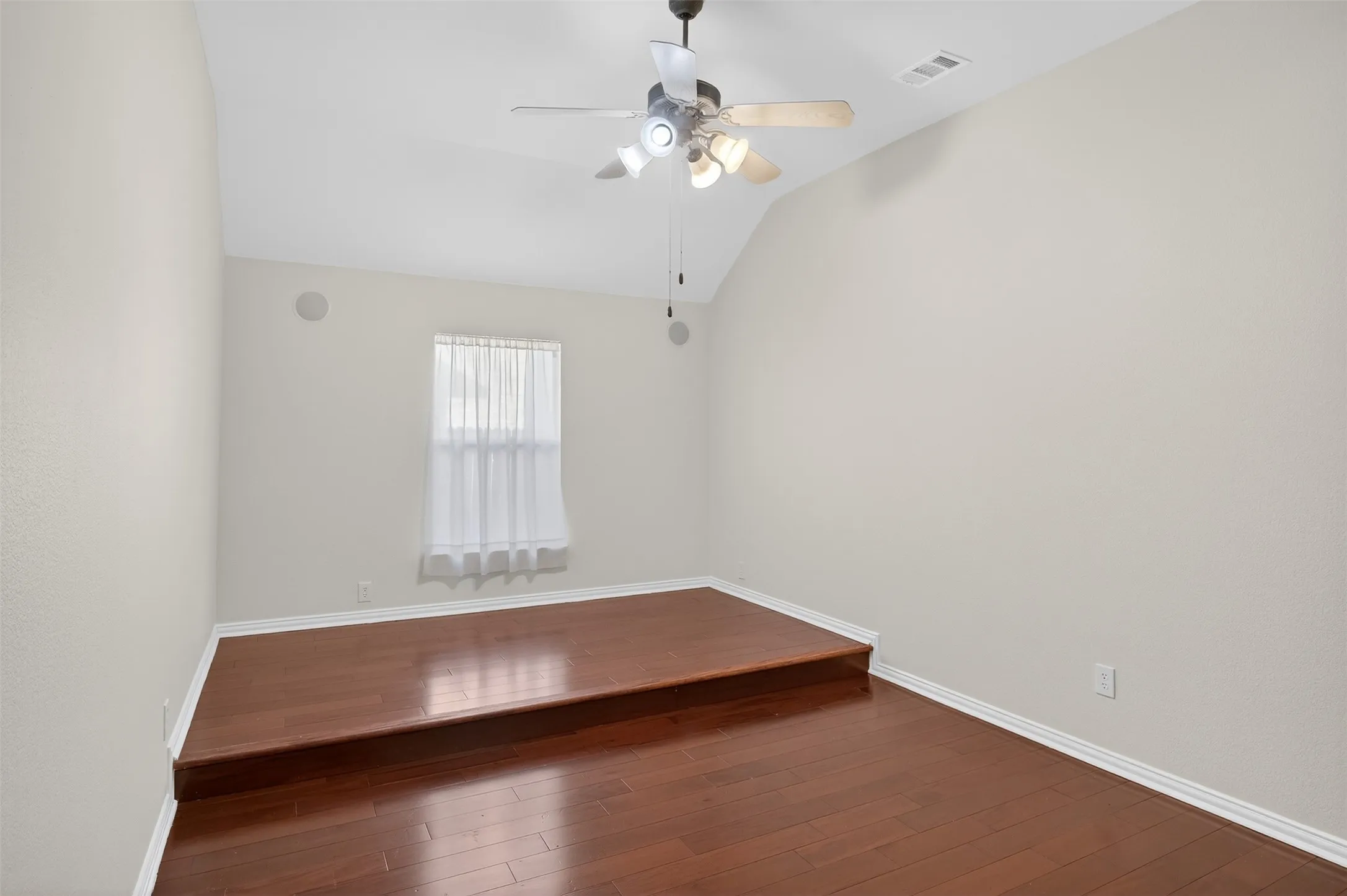 Single Family Residence For Sale in Dallas County , 1410 Oxbow Drive, Cedar Hill, Texas 75104, 4 Bedroom, 3 Bathroom, 2 Garage spaces, 3,253 Sqft, built in 2004, mls#21279690, Real Estate Agent in Cedar Hill, Homes For Sale in Dallas county, Homes For Sale in Cedar Hill, Realtor in Cedar Hill Texas, Real Estate Brokerage Independent Realty Texas, Luminita Cordes Realtor