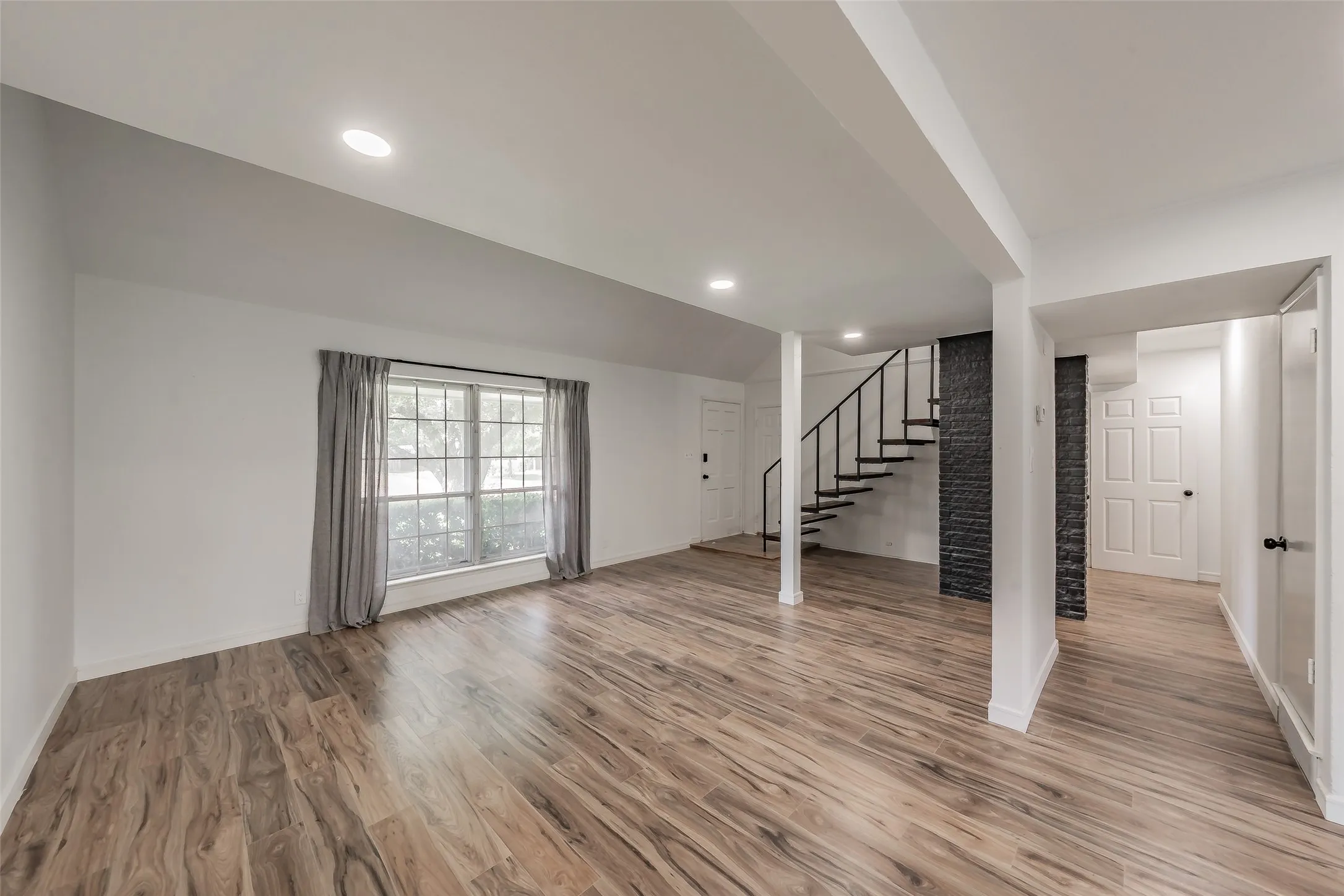 Single Family Residence For Sale in Dallas County , 3214 Ridgeview Circle, Irving, Texas 75062, 4 Bedrooms, 2 Bathrooms, Garage spaces, 2,040 Sqft, built in 1962, Price $324,900, mls#21274226, Real Estate Agent in Irving, Homes For Sale in Dallas county, Homes For Sale in Irving, Realtor in Irving Texas, Real Estate Brokerage Independent Realty Texas, Luminita Cordes Realtor
