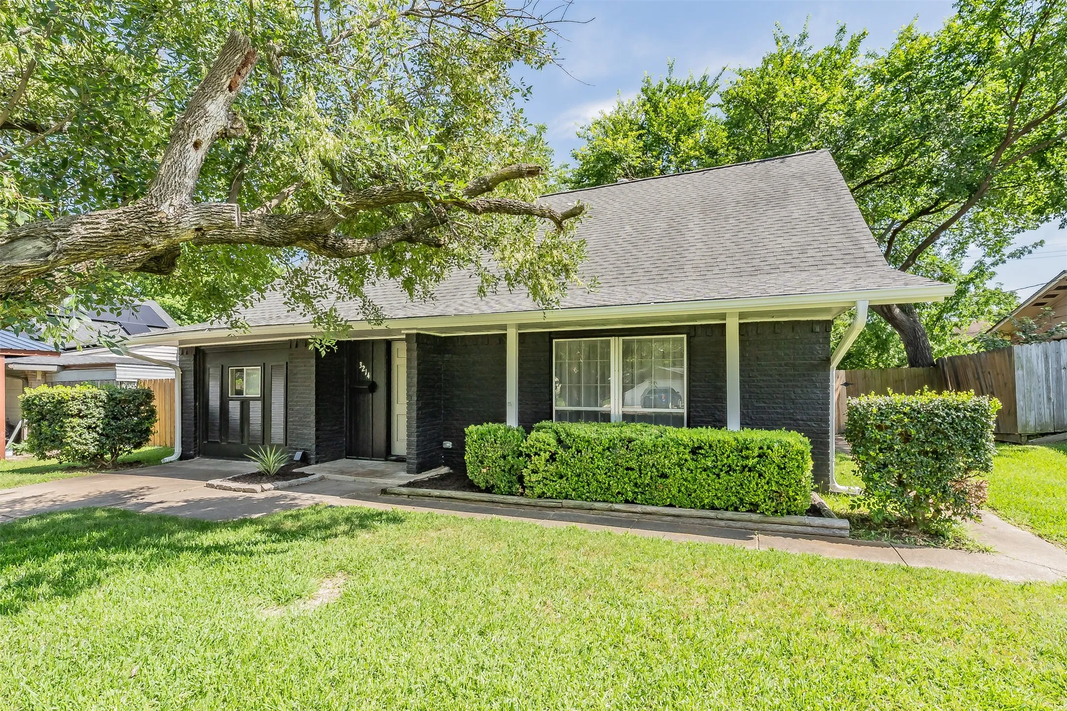 Single Family Residence For Sale in Dallas County , 3214 Ridgeview Circle, Irving, Texas 75062, 4 Bedrooms, 2 Bathrooms, Garage spaces, 2,040 Sqft, built in 1962, Price $324,900, mls#21274226, Real Estate Agent in Irving, Homes For Sale in Dallas county, Homes For Sale in Irving, Realtor in Irving Texas, Real Estate Brokerage Independent Realty Texas, Luminita Cordes Realtor