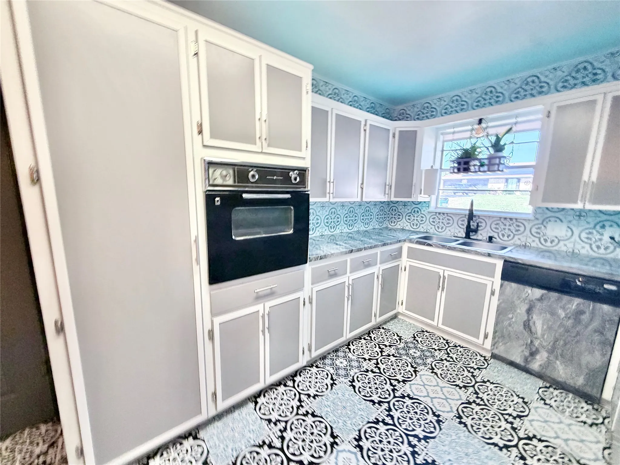 Single Family Residence For Sale in Nolan County , 1400 Sunnyvale Street, Sweetwater, Texas 79556, 4 Bedroom, 2 Bathroom, 2 Garage spaces, 1,870 Sqft, built in 1974, mls#21279047, Real Estate Agent in Sweetwater, Homes For Sale in Nolan county, Homes For Sale in Sweetwater, Realtor in Sweetwater Texas, Real Estate Brokerage Independent Realty Texas, Luminita Cordes Realtor