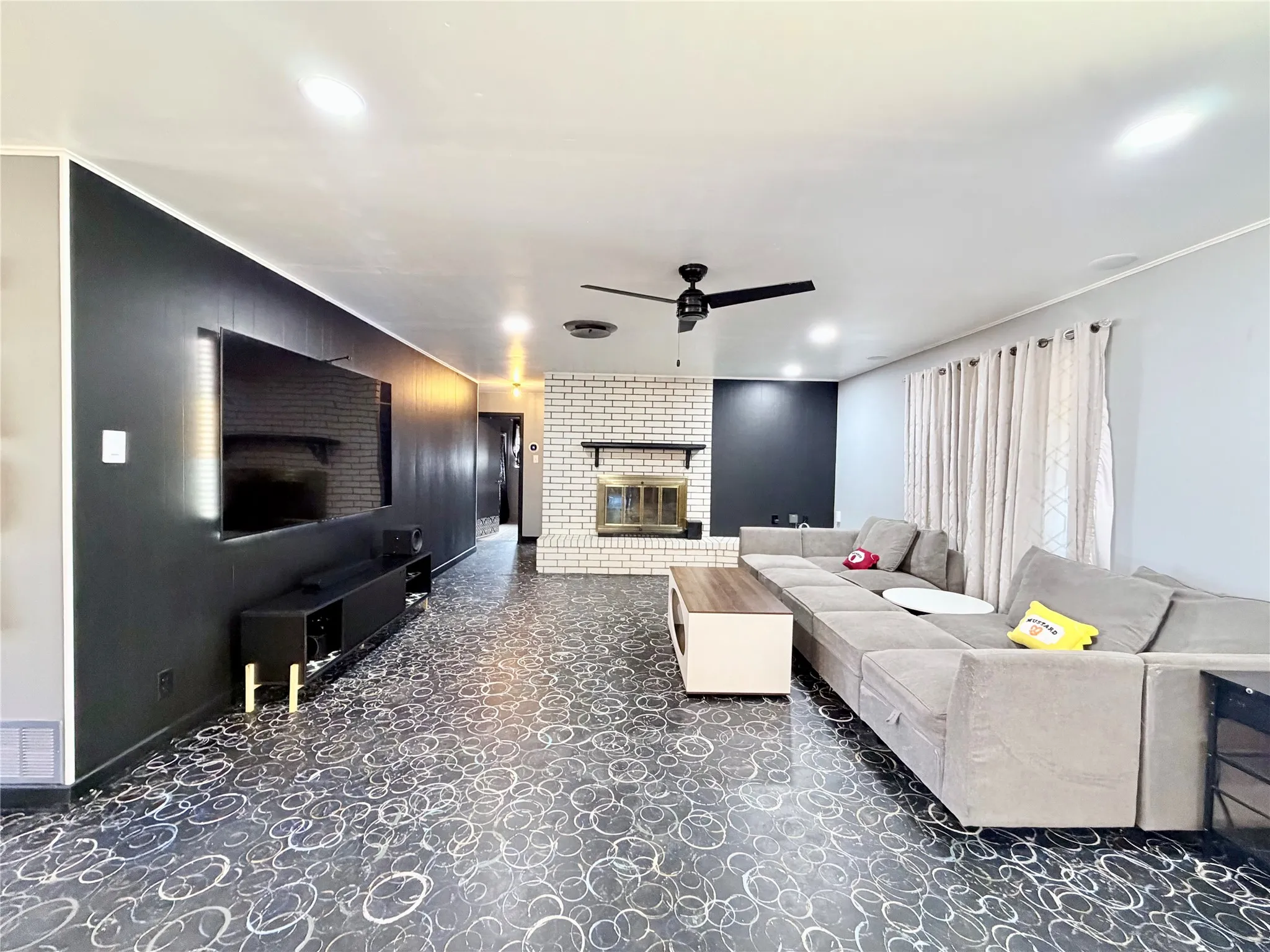 Single Family Residence For Sale in Nolan County , 1400 Sunnyvale Street, Sweetwater, Texas 79556, 4 Bedroom, 2 Bathroom, 2 Garage spaces, 1,870 Sqft, built in 1974, mls#21279047, Real Estate Agent in Sweetwater, Homes For Sale in Nolan county, Homes For Sale in Sweetwater, Realtor in Sweetwater Texas, Real Estate Brokerage Independent Realty Texas, Luminita Cordes Realtor