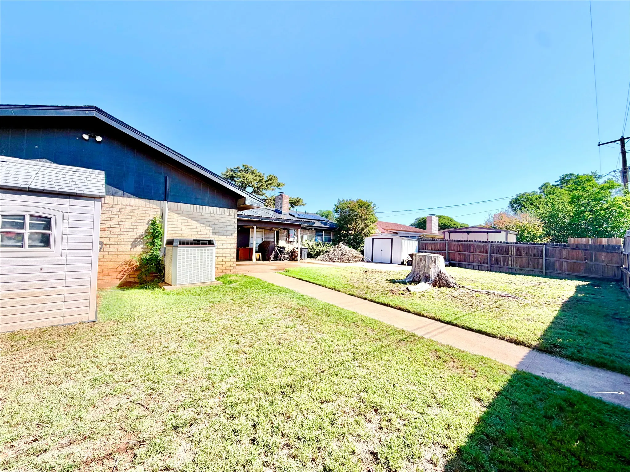 Single Family Residence For Sale in Nolan County , 1400 Sunnyvale Street, Sweetwater, Texas 79556, 4 Bedroom, 2 Bathroom, 2 Garage spaces, 1,870 Sqft, built in 1974, mls#21279047, Real Estate Agent in Sweetwater, Homes For Sale in Nolan county, Homes For Sale in Sweetwater, Realtor in Sweetwater Texas, Real Estate Brokerage Independent Realty Texas, Luminita Cordes Realtor