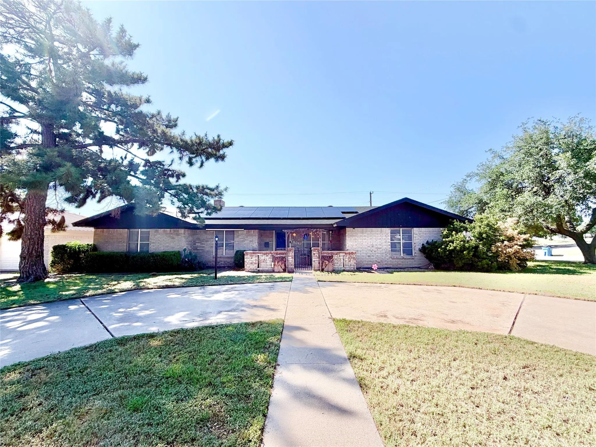Single Family Residence For Sale in Nolan County , 1400 Sunnyvale Street, Sweetwater, Texas 79556, 4 Bedroom, 2 Bathroom, 2 Garage spaces, 1,870 Sqft, built in 1974, mls#21279047, Real Estate Agent in Sweetwater, Homes For Sale in Nolan county, Homes For Sale in Sweetwater, Realtor in Sweetwater Texas, Real Estate Brokerage Independent Realty Texas, Luminita Cordes Realtor
