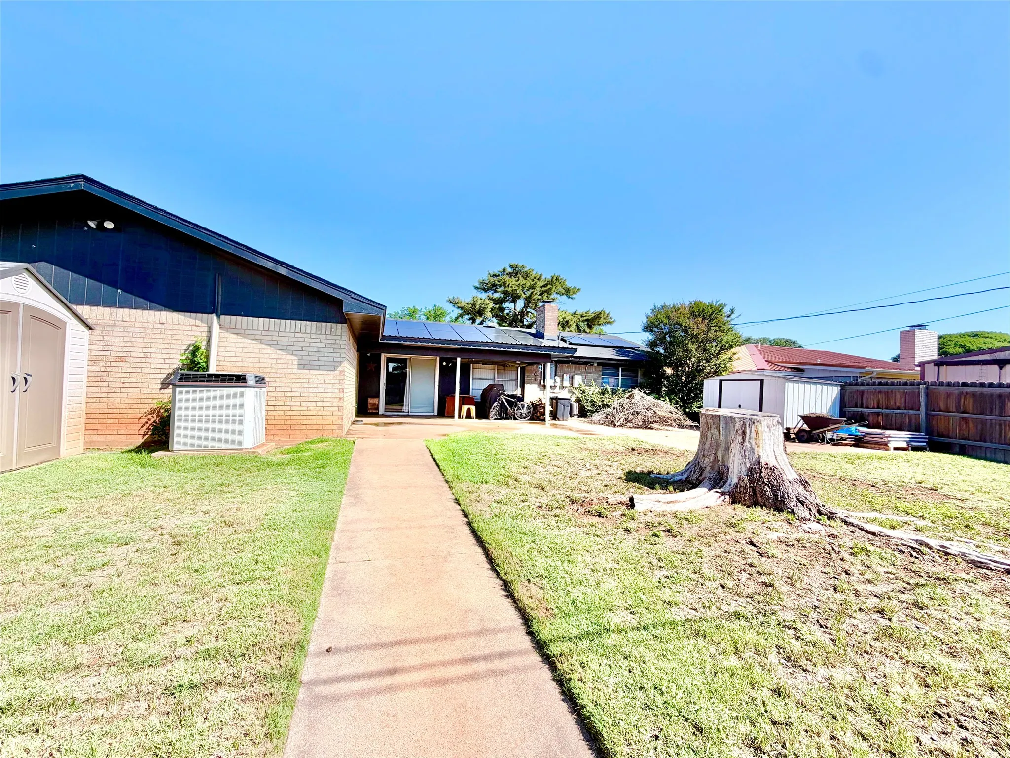 Single Family Residence For Sale in Nolan County , 1400 Sunnyvale Street, Sweetwater, Texas 79556, 4 Bedroom, 2 Bathroom, 2 Garage spaces, 1,870 Sqft, built in 1974, mls#21279047, Real Estate Agent in Sweetwater, Homes For Sale in Nolan county, Homes For Sale in Sweetwater, Realtor in Sweetwater Texas, Real Estate Brokerage Independent Realty Texas, Luminita Cordes Realtor