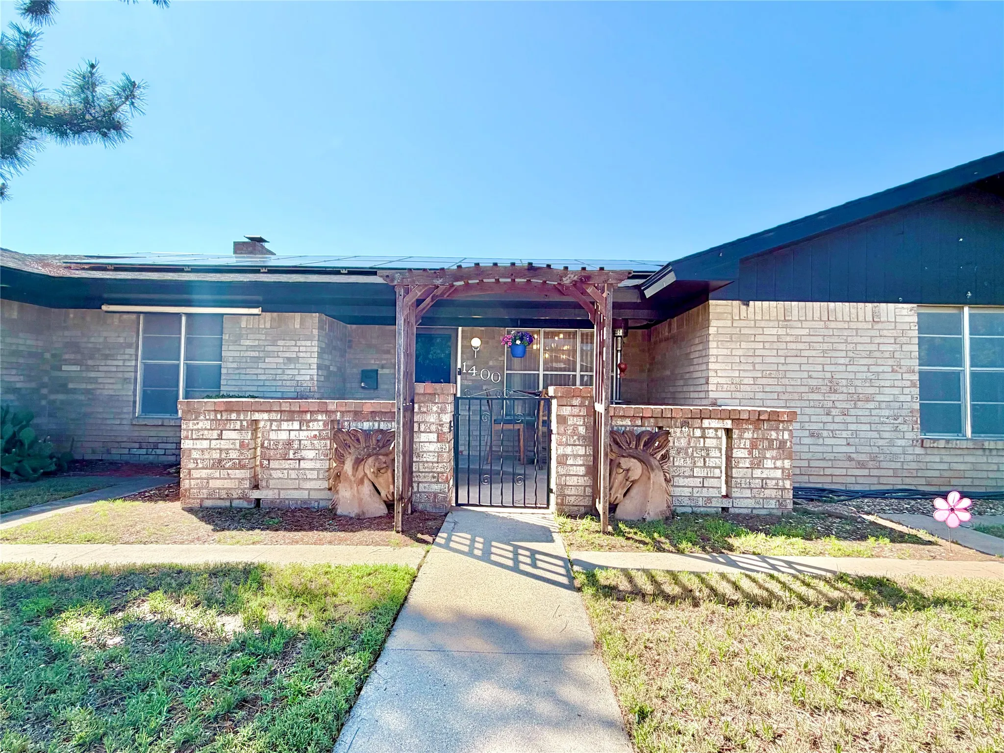 Single Family Residence For Sale in Nolan County , 1400 Sunnyvale Street, Sweetwater, Texas 79556, 4 Bedroom, 2 Bathroom, 2 Garage spaces, 1,870 Sqft, built in 1974, mls#21279047, Real Estate Agent in Sweetwater, Homes For Sale in Nolan county, Homes For Sale in Sweetwater, Realtor in Sweetwater Texas, Real Estate Brokerage Independent Realty Texas, Luminita Cordes Realtor
