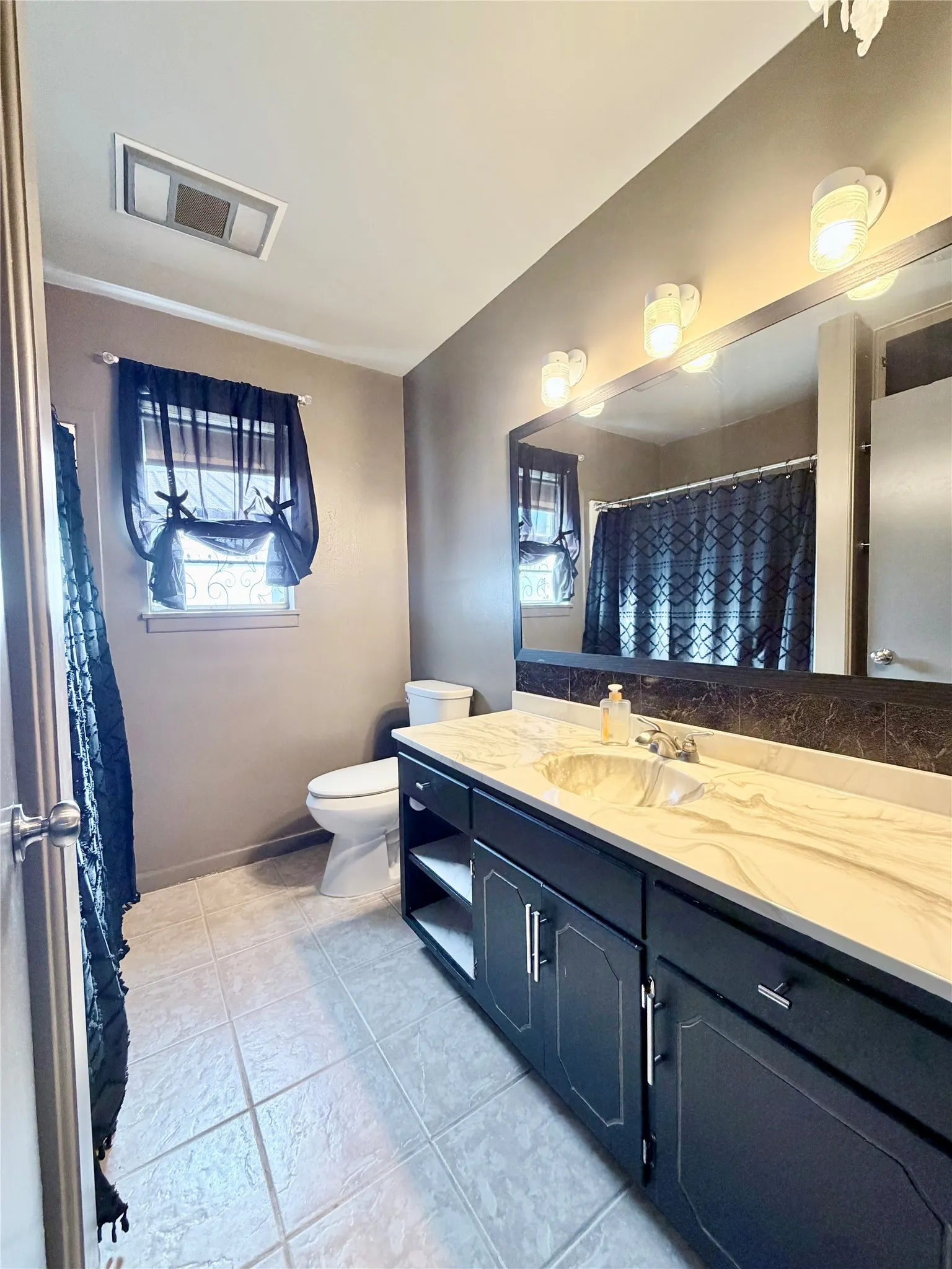 Single Family Residence For Sale in Nolan County , 1400 Sunnyvale Street, Sweetwater, Texas 79556, 4 Bedroom, 2 Bathroom, 2 Garage spaces, 1,870 Sqft, built in 1974, mls#21279047, Real Estate Agent in Sweetwater, Homes For Sale in Nolan county, Homes For Sale in Sweetwater, Realtor in Sweetwater Texas, Real Estate Brokerage Independent Realty Texas, Luminita Cordes Realtor