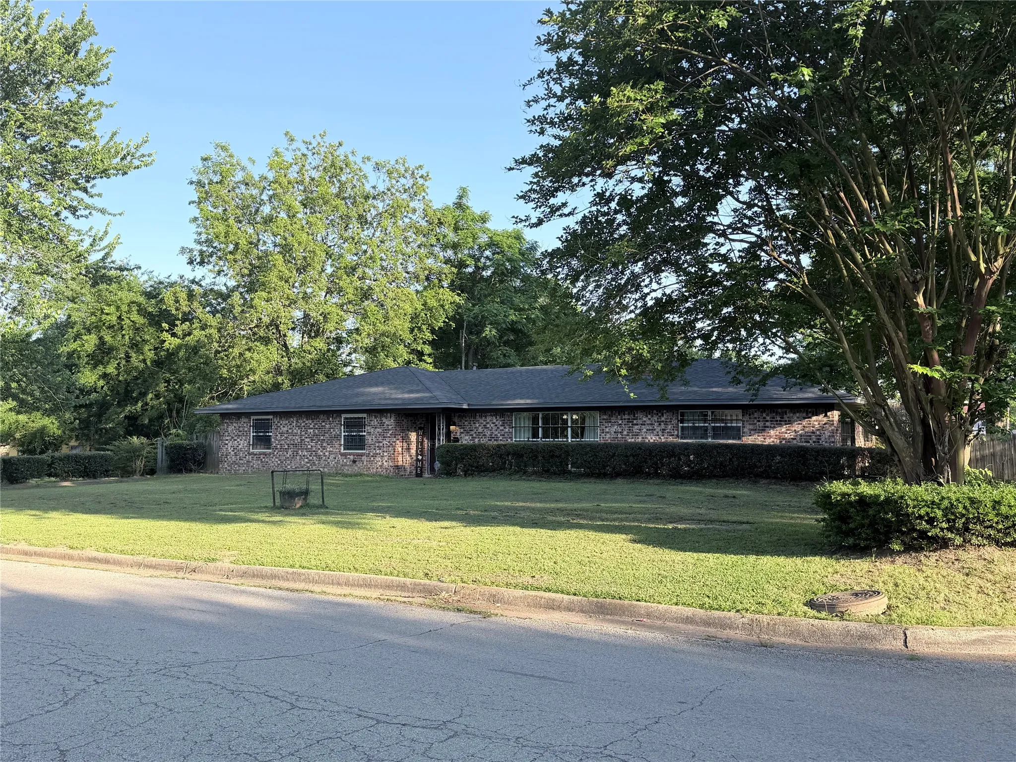 Single Family Residence For Sale in Camp County , 404 Montgomery Street, Pittsburg, Texas 75686, 4 Bedroom, 2 Bathroom, Garage spaces, 2,064 Sqft, built in 1975, mls#21277300, Real Estate Agent in Pittsburg, Homes For Sale in Camp county, Homes For Sale in Pittsburg, Realtor in Pittsburg Texas, Real Estate Brokerage Independent Realty Texas, Luminita Cordes Realtor
