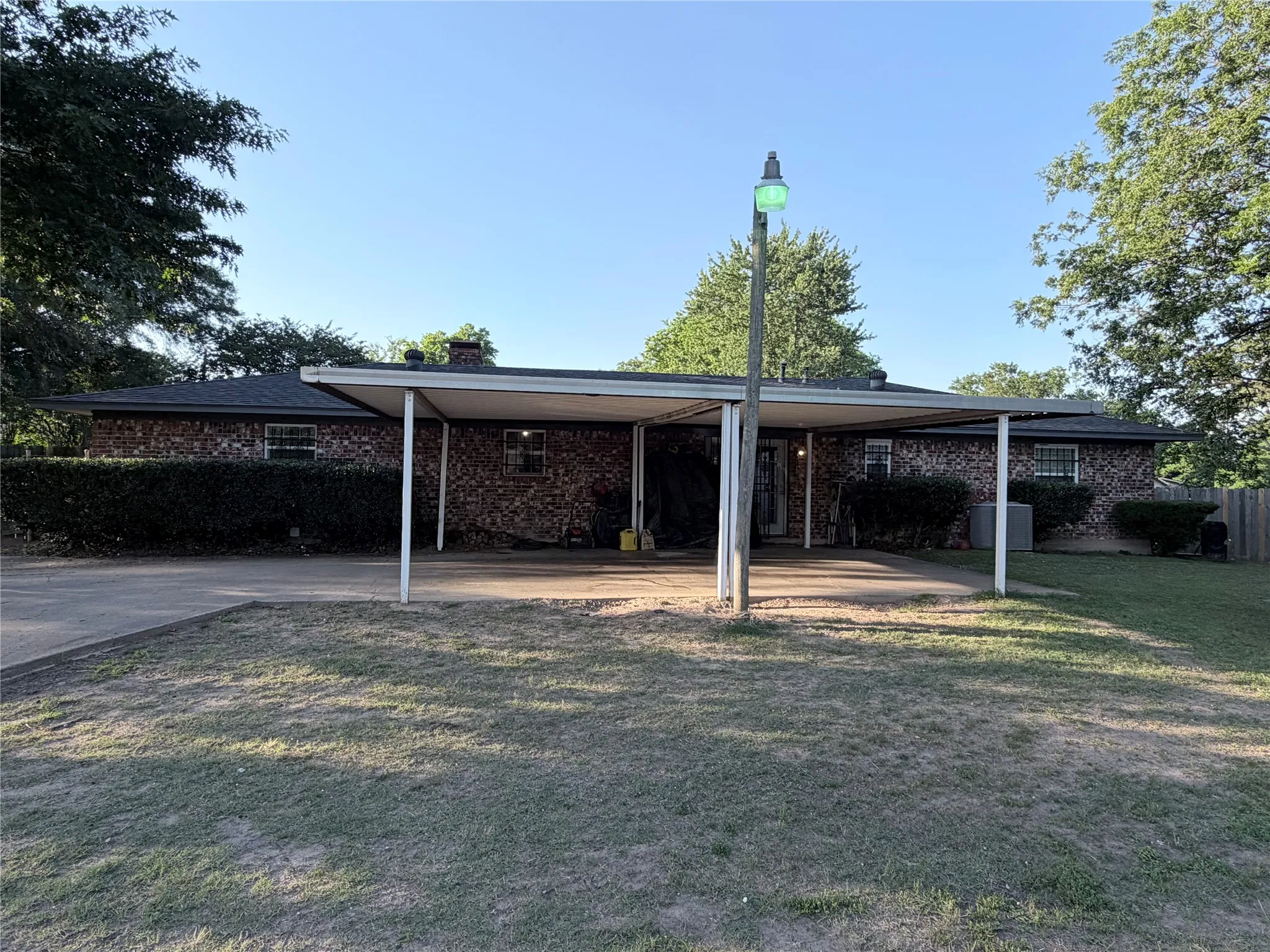 Single Family Residence For Sale in Camp County , 404 Montgomery Street, Pittsburg, Texas 75686, 4 Bedroom, 2 Bathroom, Garage spaces, 2,064 Sqft, built in 1975, mls#21277300, Real Estate Agent in Pittsburg, Homes For Sale in Camp county, Homes For Sale in Pittsburg, Realtor in Pittsburg Texas, Real Estate Brokerage Independent Realty Texas, Luminita Cordes Realtor