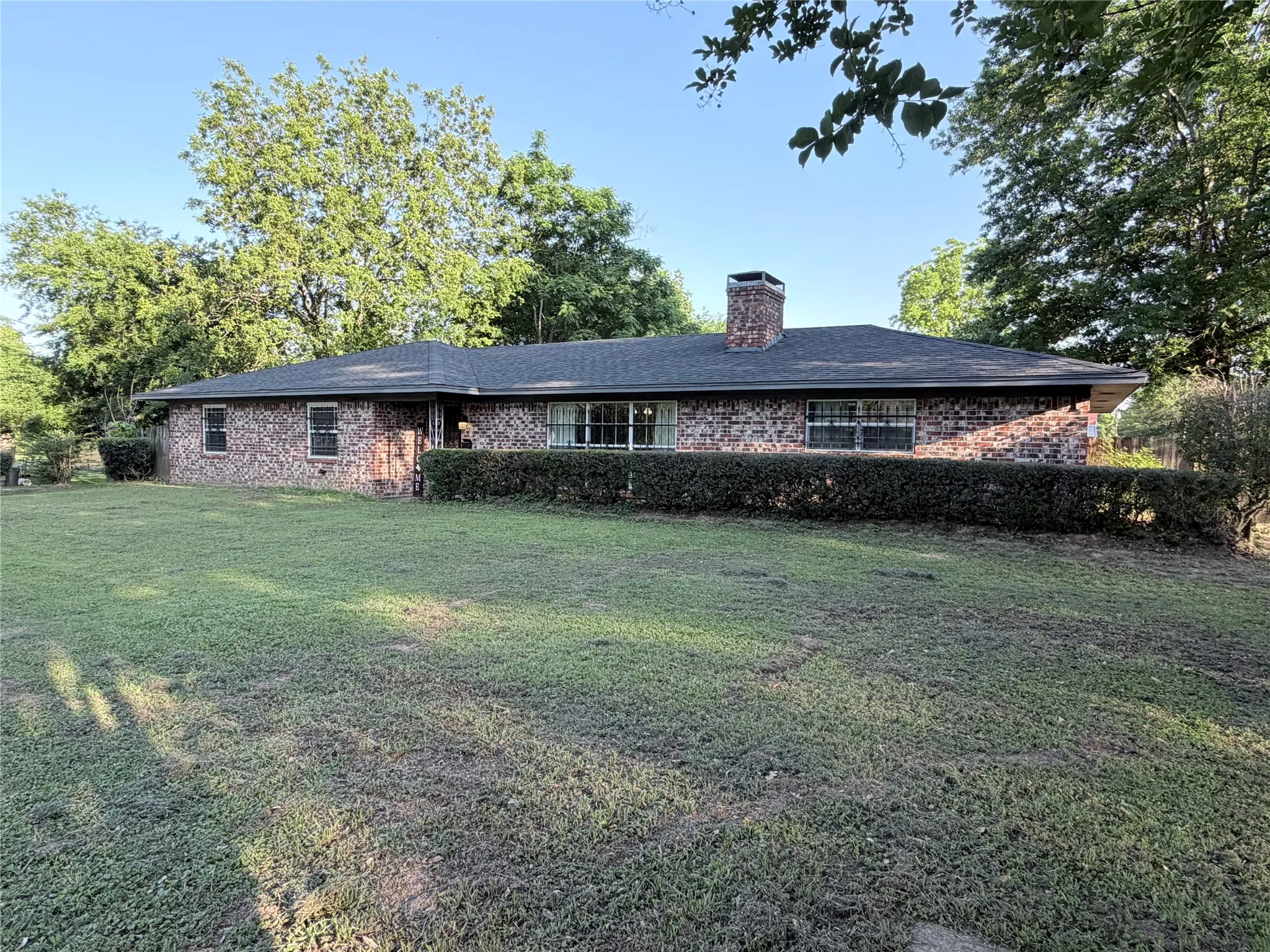 Single Family Residence For Sale in Camp County , 404 Montgomery Street, Pittsburg, Texas 75686, 4 Bedroom, 2 Bathroom, Garage spaces, 2,064 Sqft, built in 1975, mls#21277300, Real Estate Agent in Pittsburg, Homes For Sale in Camp county, Homes For Sale in Pittsburg, Realtor in Pittsburg Texas, Real Estate Brokerage Independent Realty Texas, Luminita Cordes Realtor