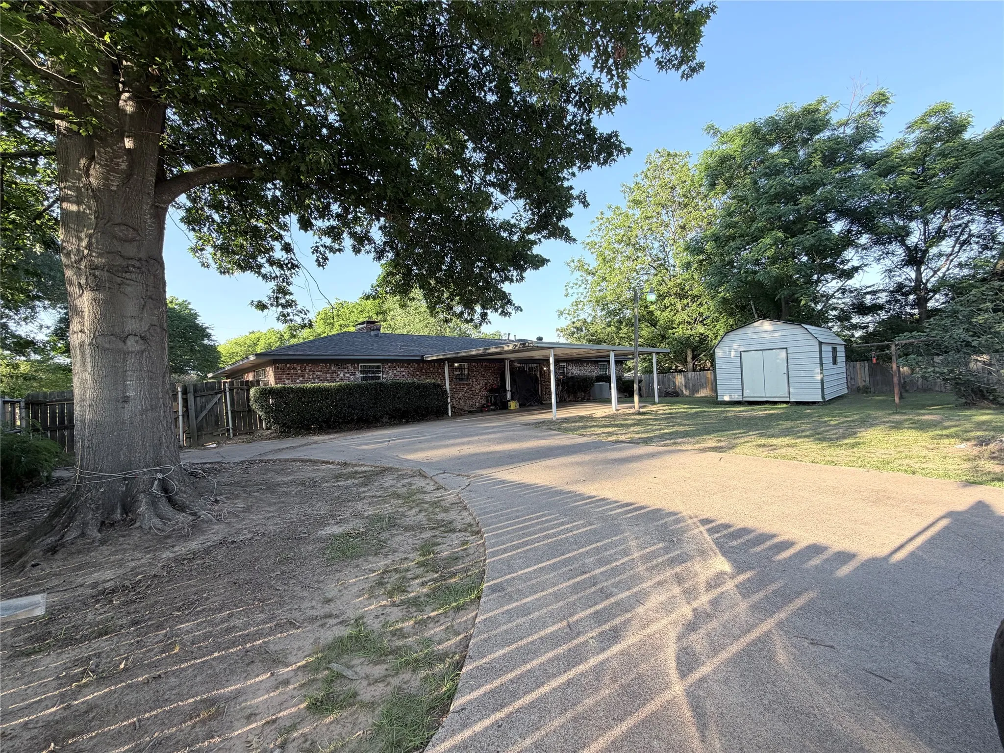 Single Family Residence For Sale in Camp County , 404 Montgomery Street, Pittsburg, Texas 75686, 4 Bedroom, 2 Bathroom, Garage spaces, 2,064 Sqft, built in 1975, mls#21277300, Real Estate Agent in Pittsburg, Homes For Sale in Camp county, Homes For Sale in Pittsburg, Realtor in Pittsburg Texas, Real Estate Brokerage Independent Realty Texas, Luminita Cordes Realtor