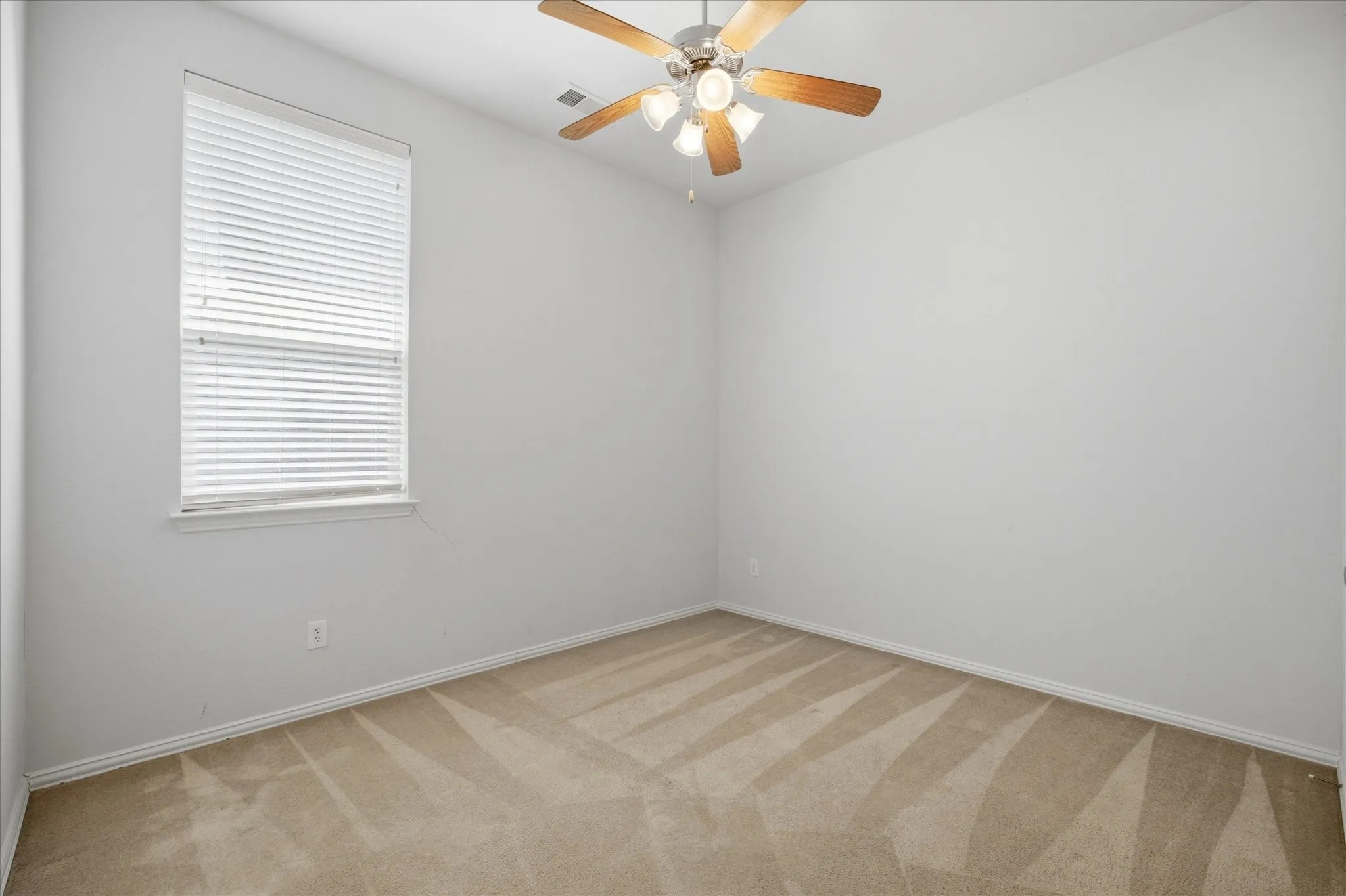 Single Family Residence For Sale in Kaufman County , 2011 Eagle Lake Drive, Forney, Texas 75126, 3 Bedroom, 3 Bathroom, 2 Garage spaces, 2,272 Sqft, built in 2010, mls#21279820, Real Estate Agent in Forney, Homes For Sale in Kaufman county, Homes For Sale in Forney, Realtor in Forney Texas, Real Estate Brokerage Independent Realty Texas, Luminita Cordes Realtor