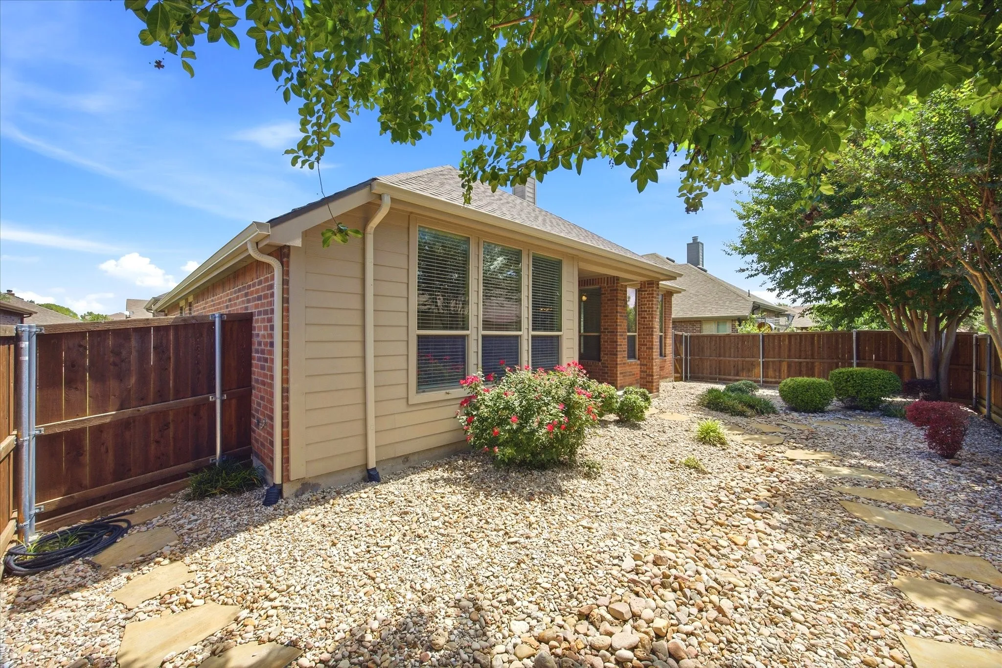 Single Family Residence For Sale in Kaufman County , 2011 Eagle Lake Drive, Forney, Texas 75126, 3 Bedroom, 3 Bathroom, 2 Garage spaces, 2,272 Sqft, built in 2010, mls#21279820, Real Estate Agent in Forney, Homes For Sale in Kaufman county, Homes For Sale in Forney, Realtor in Forney Texas, Real Estate Brokerage Independent Realty Texas, Luminita Cordes Realtor
