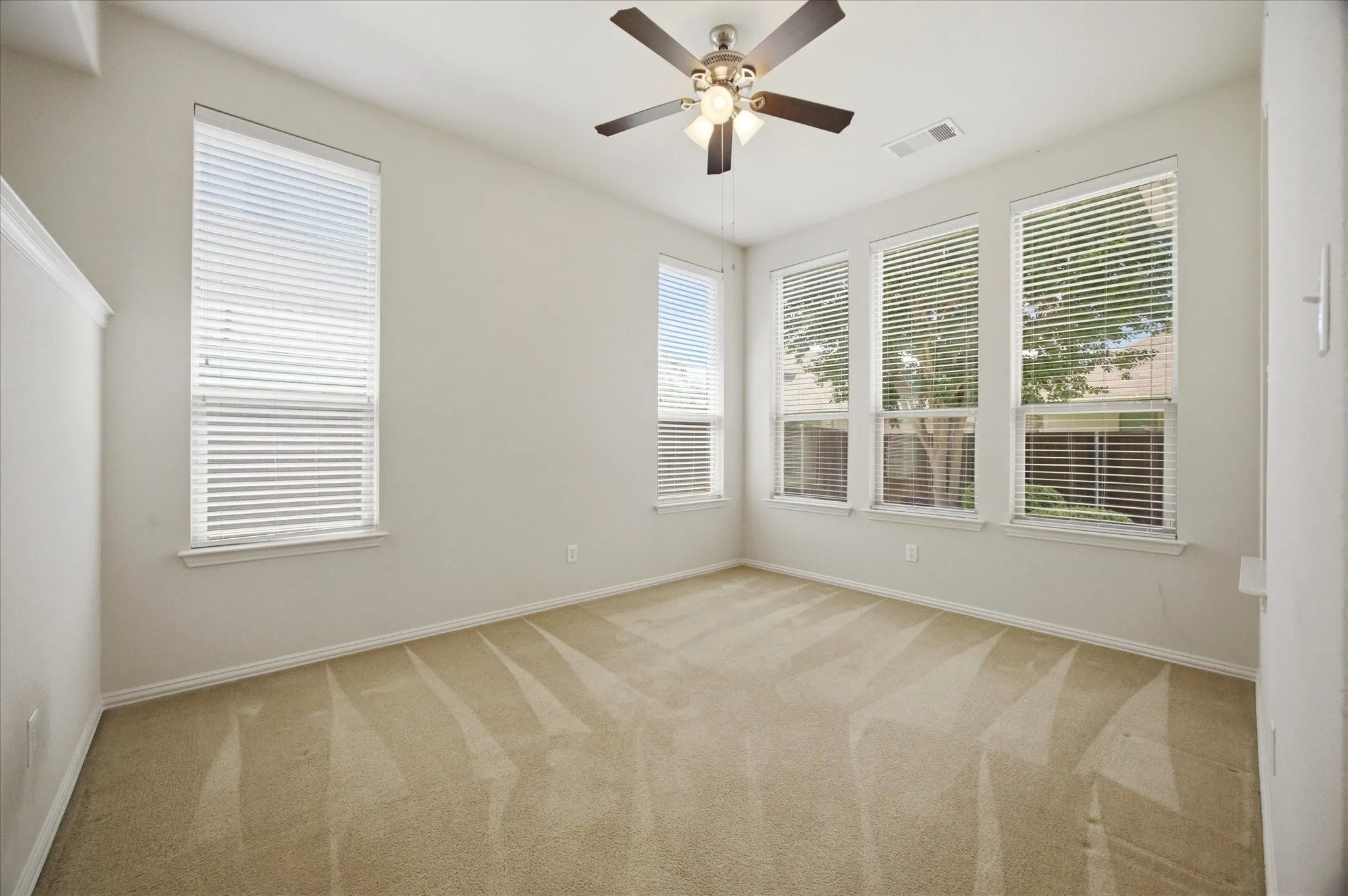 Single Family Residence For Sale in Kaufman County , 2011 Eagle Lake Drive, Forney, Texas 75126, 3 Bedroom, 3 Bathroom, 2 Garage spaces, 2,272 Sqft, built in 2010, mls#21279820, Real Estate Agent in Forney, Homes For Sale in Kaufman county, Homes For Sale in Forney, Realtor in Forney Texas, Real Estate Brokerage Independent Realty Texas, Luminita Cordes Realtor