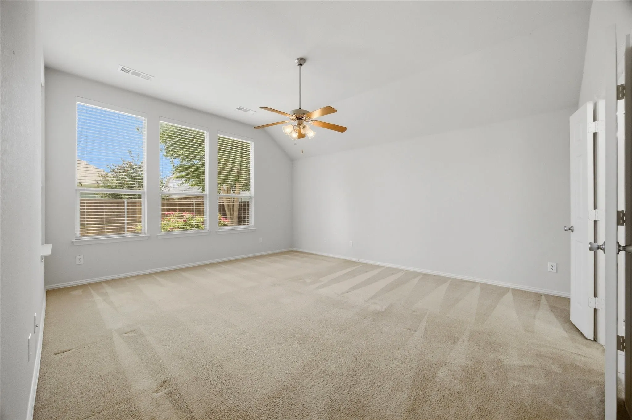 Single Family Residence For Sale in Kaufman County , 2011 Eagle Lake Drive, Forney, Texas 75126, 3 Bedroom, 3 Bathroom, 2 Garage spaces, 2,272 Sqft, built in 2010, mls#21279820, Real Estate Agent in Forney, Homes For Sale in Kaufman county, Homes For Sale in Forney, Realtor in Forney Texas, Real Estate Brokerage Independent Realty Texas, Luminita Cordes Realtor