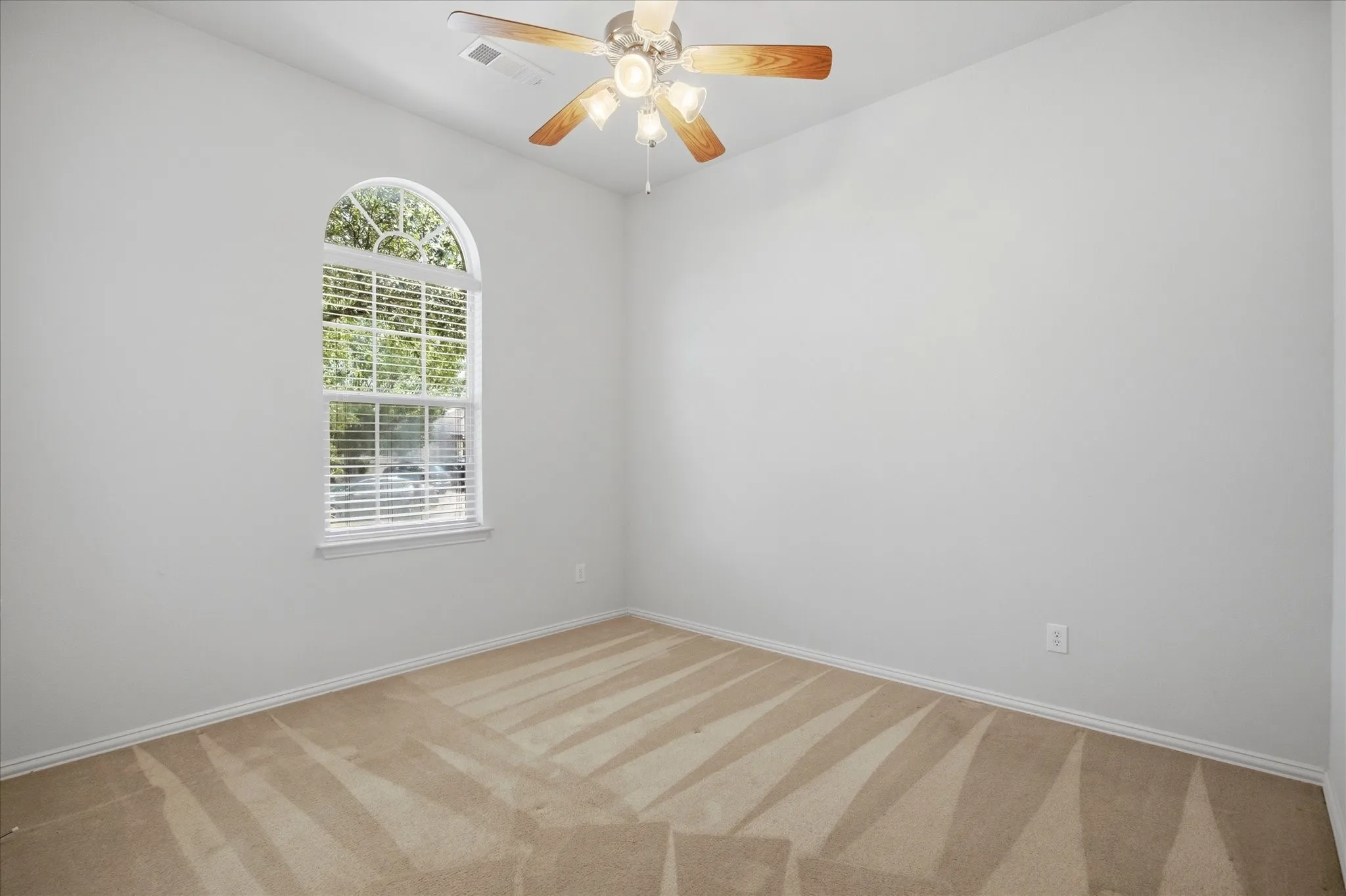Single Family Residence For Sale in Kaufman County , 2011 Eagle Lake Drive, Forney, Texas 75126, 3 Bedroom, 3 Bathroom, 2 Garage spaces, 2,272 Sqft, built in 2010, mls#21279820, Real Estate Agent in Forney, Homes For Sale in Kaufman county, Homes For Sale in Forney, Realtor in Forney Texas, Real Estate Brokerage Independent Realty Texas, Luminita Cordes Realtor
