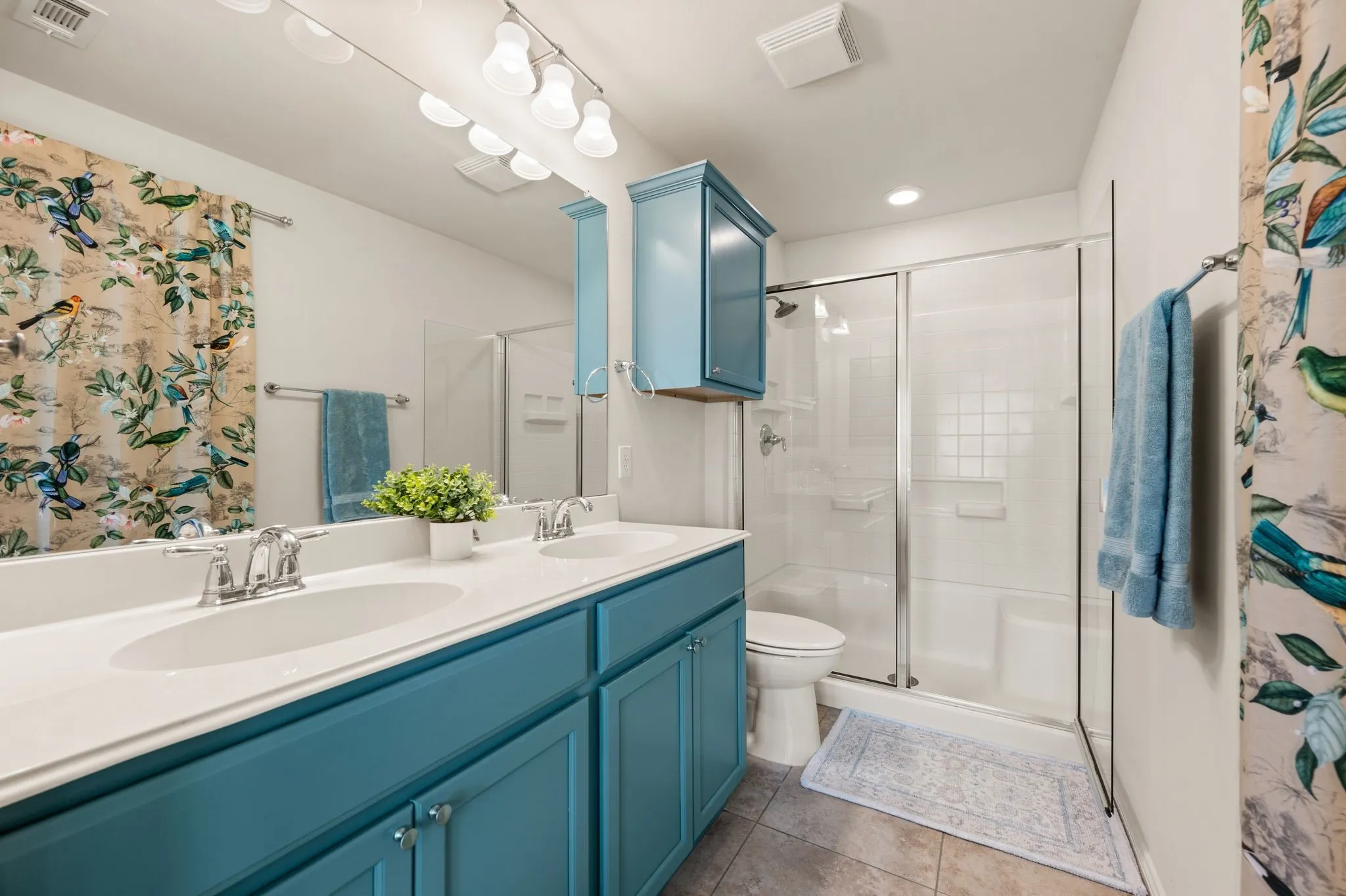 Shower with two benches