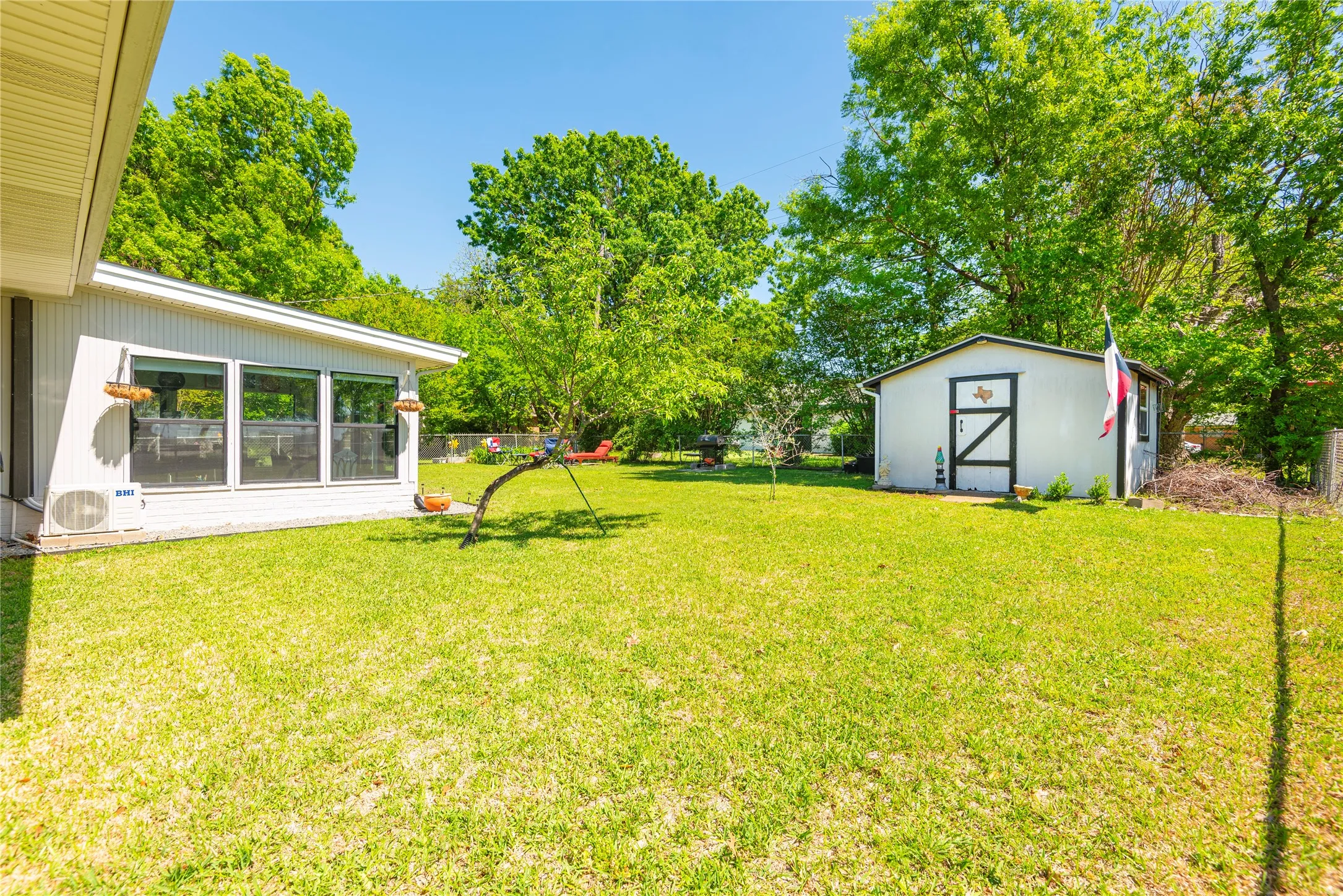 Single Family Residence For Sale in Grayson County , 925 S Andrews Avenue, Sherman, Texas 75090, 3 Bedroom, 2 Bathroom, 2 Garage spaces, 1,730 Sqft, built in 1960, mls#21279774, Real Estate Agent in Sherman, Homes For Sale in Grayson county, Homes For Sale in Sherman, Realtor in Sherman Texas, Real Estate Brokerage Independent Realty Texas, Luminita Cordes Realtor