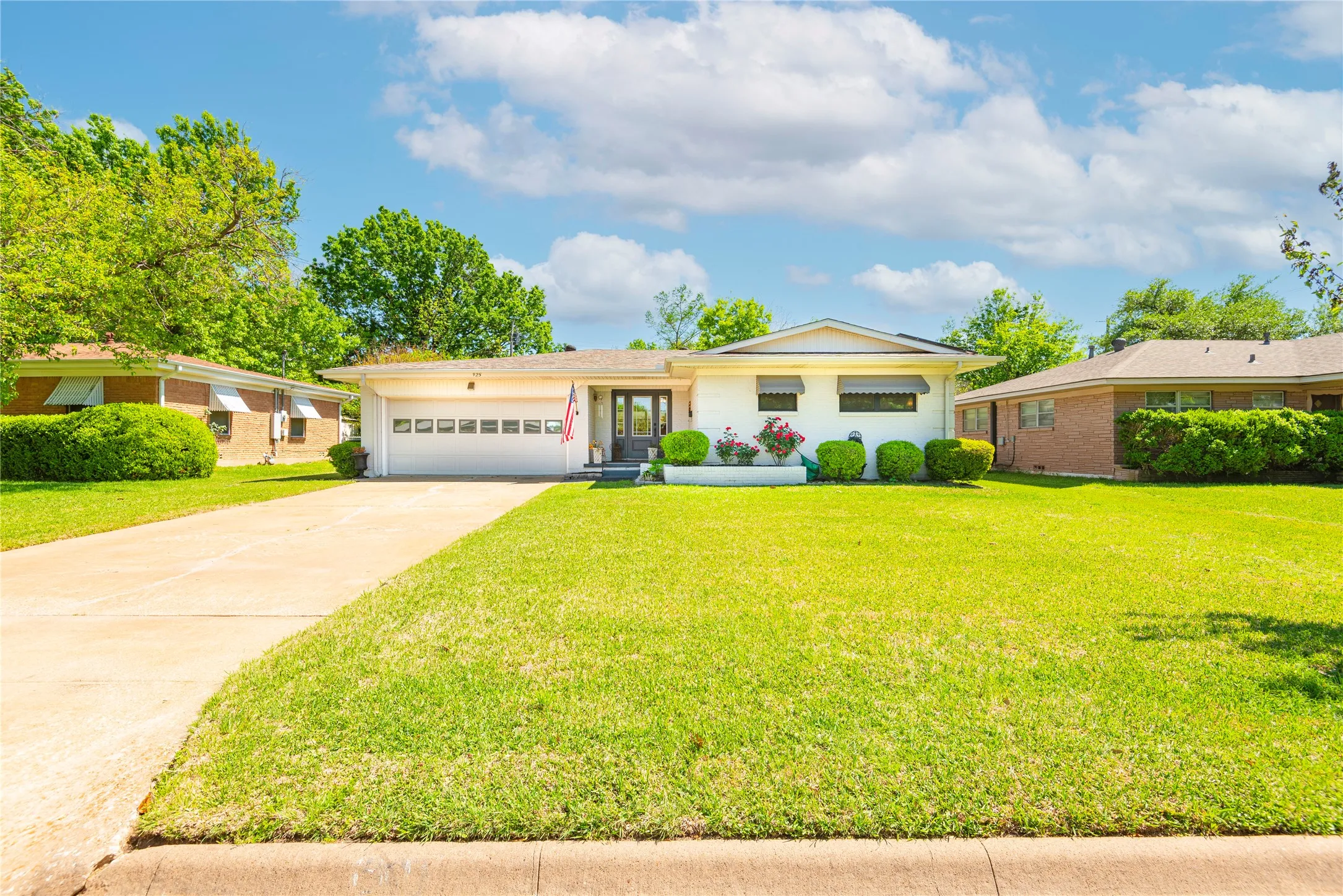 Single Family Residence For Sale in Grayson County , 925 S Andrews Avenue, Sherman, Texas 75090, 3 Bedroom, 2 Bathroom, 2 Garage spaces, 1,730 Sqft, built in 1960, mls#21279774, Real Estate Agent in Sherman, Homes For Sale in Grayson county, Homes For Sale in Sherman, Realtor in Sherman Texas, Real Estate Brokerage Independent Realty Texas, Luminita Cordes Realtor