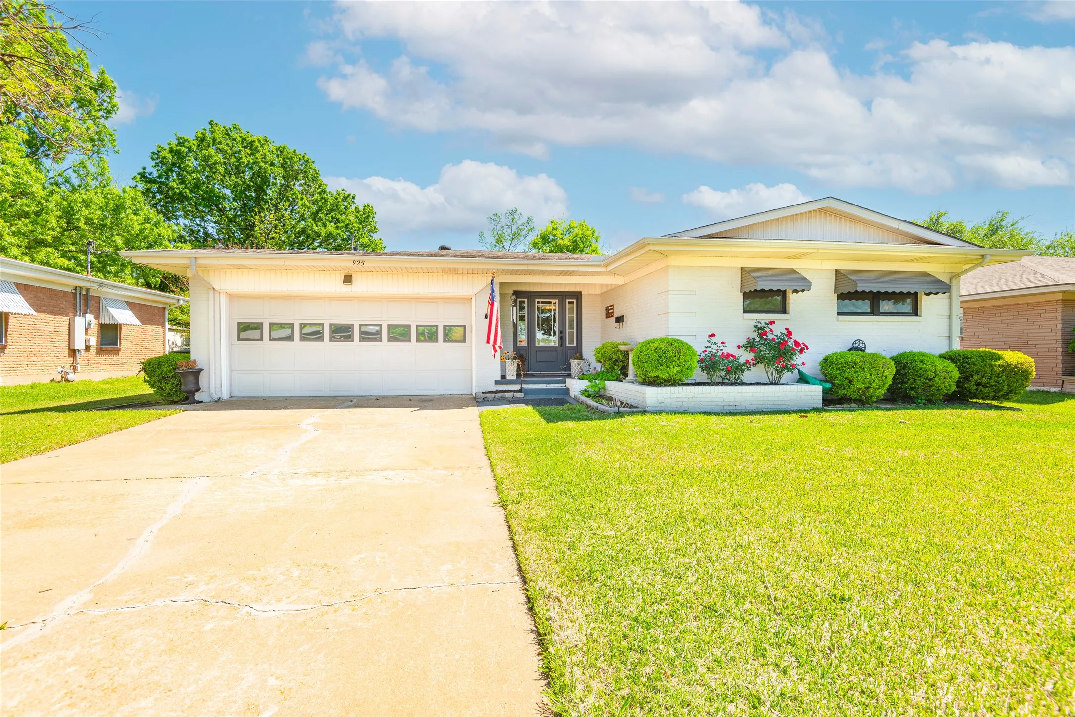 Single Family Residence For Sale in Grayson County , 925 S Andrews Avenue, Sherman, Texas 75090, 3 Bedroom, 2 Bathroom, 2 Garage spaces, 1,730 Sqft, built in 1960, mls#21279774, Real Estate Agent in Sherman, Homes For Sale in Grayson county, Homes For Sale in Sherman, Realtor in Sherman Texas, Real Estate Brokerage Independent Realty Texas, Luminita Cordes Realtor
