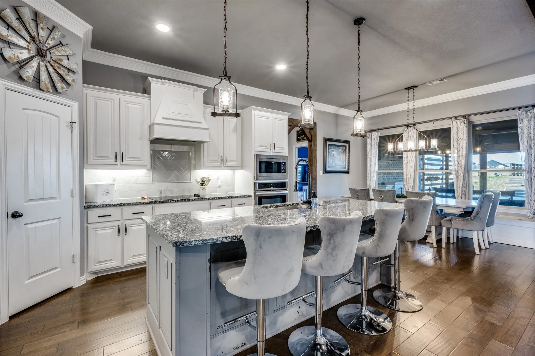 ISLAND & BREAKFAST BAR~PERFECT FOR ENTERTAINING~