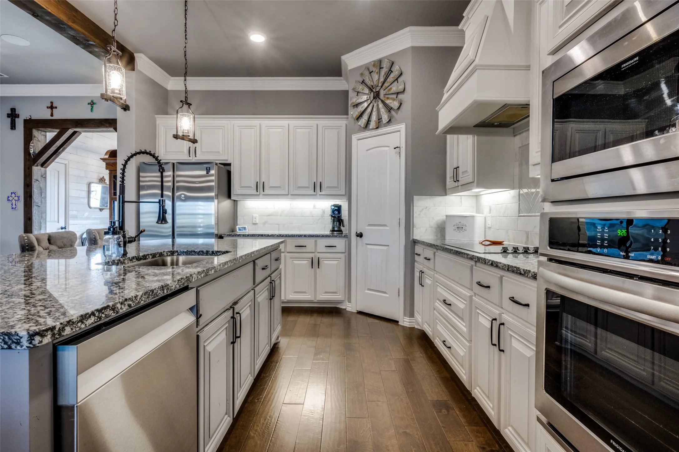 SS APPLIANCES~ABUNDANCE OF COUNTERSPACE & CABINETRY~