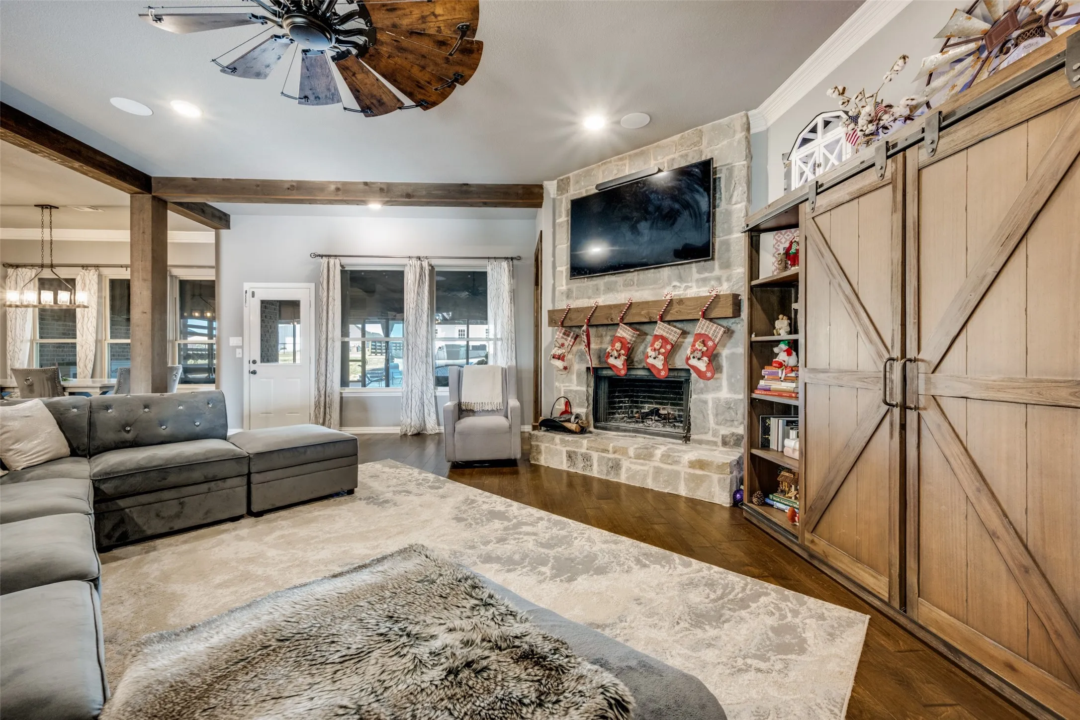 GRAND LIVING SPACE IDEAL FOR FAMILY & FRIENDS GATHERINGS~